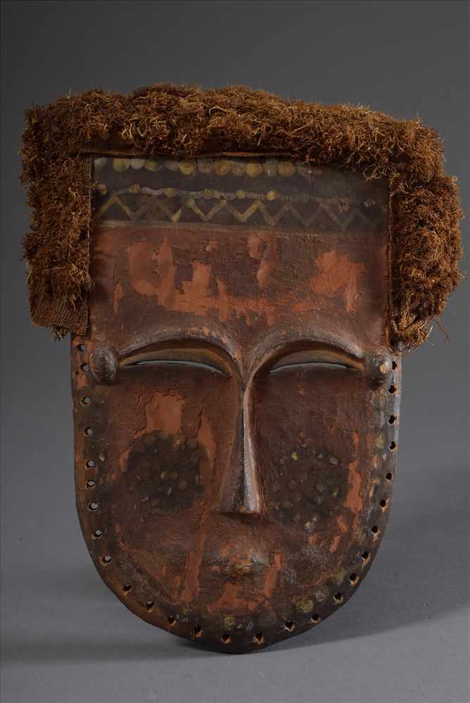 Rot gefasste Holz Brettmaske mit Bastdekoration und ornamentaler Bemalung, 30x22cm, TragespurenRed