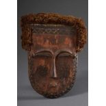 Rot gefasste Holz Brettmaske mit Bastdekoration und ornamentaler Bemalung, 30x22cm, TragespurenRed