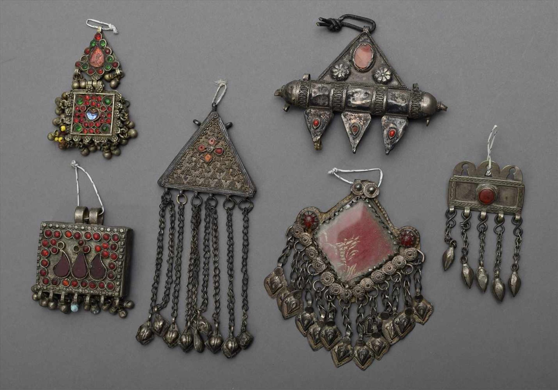 6 Diverse afghanische Schmuckstücke mit Karneol- und Glassteinen, Anfang 20.Jh., L. 5-13cm6