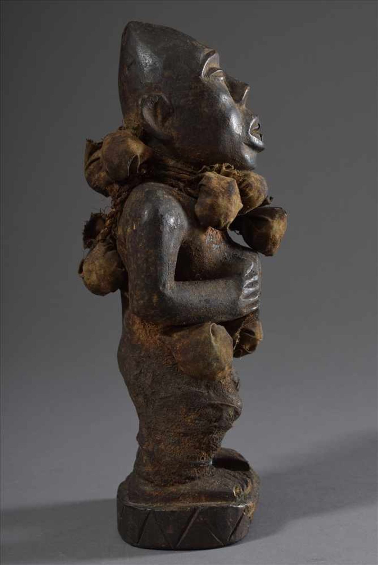 Westafrikanische Fetischfigur mit Reliquiarsäckchen, dunkel gefärbtes Holt, H. 27,5cm, Ø 10cmWest - Image 4 of 6