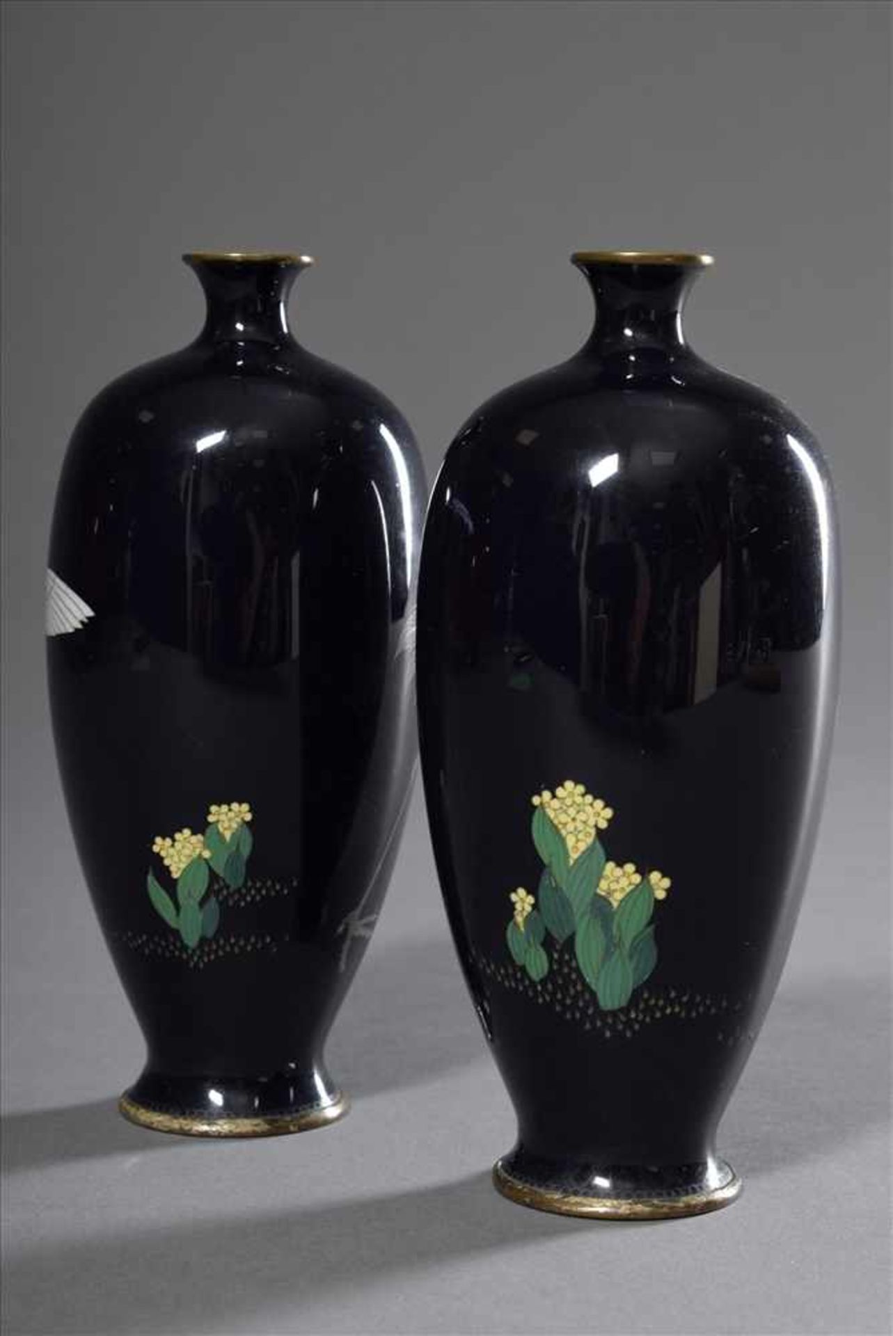 Paar Cloisonné Balustervasen "Kraniche und gelbe Blumen" auf schwarzem Fond, Japan um 1900, H. 15, - Bild 2 aus 3