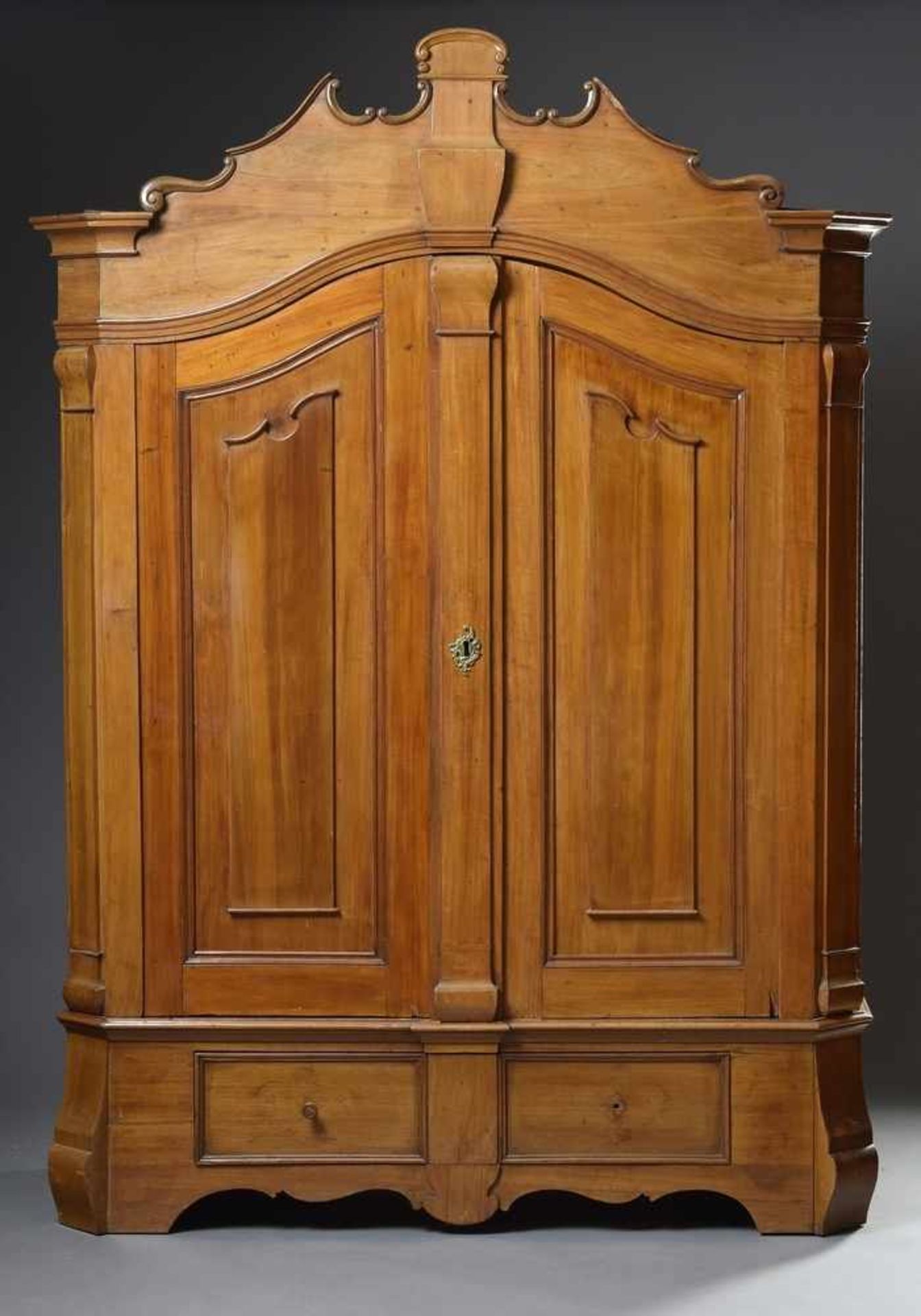 Kleiner norddeutscher Barockschrank mit ornamentiertem Giebel und abgeschrägten Seiten, Nussbaum/