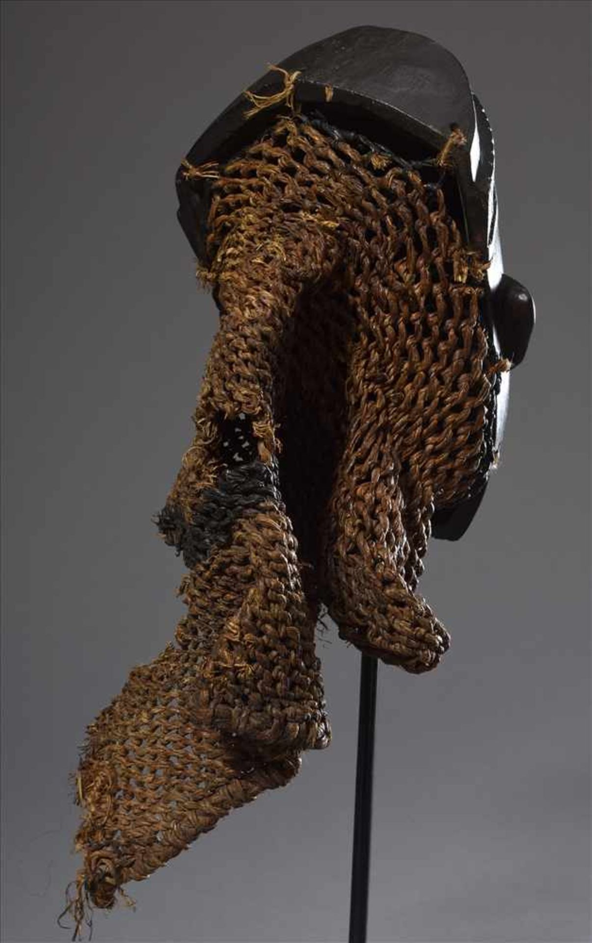 Aufsatz-/Tanzmaske der Chokwe mit ritueller blanker Patina, Holz, dunkel gefärbt, D.R. Kongo/Angola, - Image 2 of 3