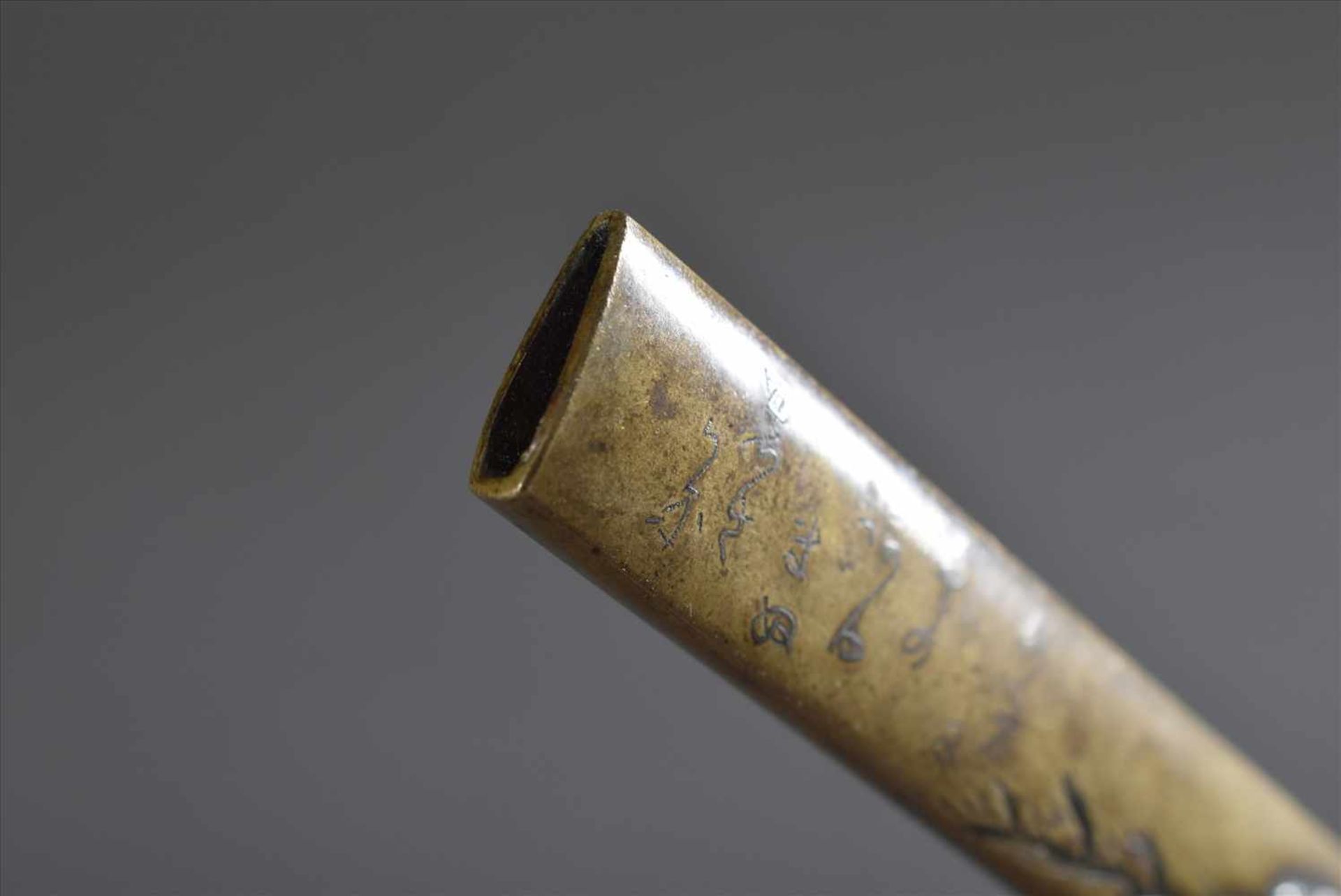 Japanische "Kozuka" Beimesser Griff "Pferd" mit Schriftzeichen, Bronze mit Silber Tauschierung, L. - Bild 4 aus 4