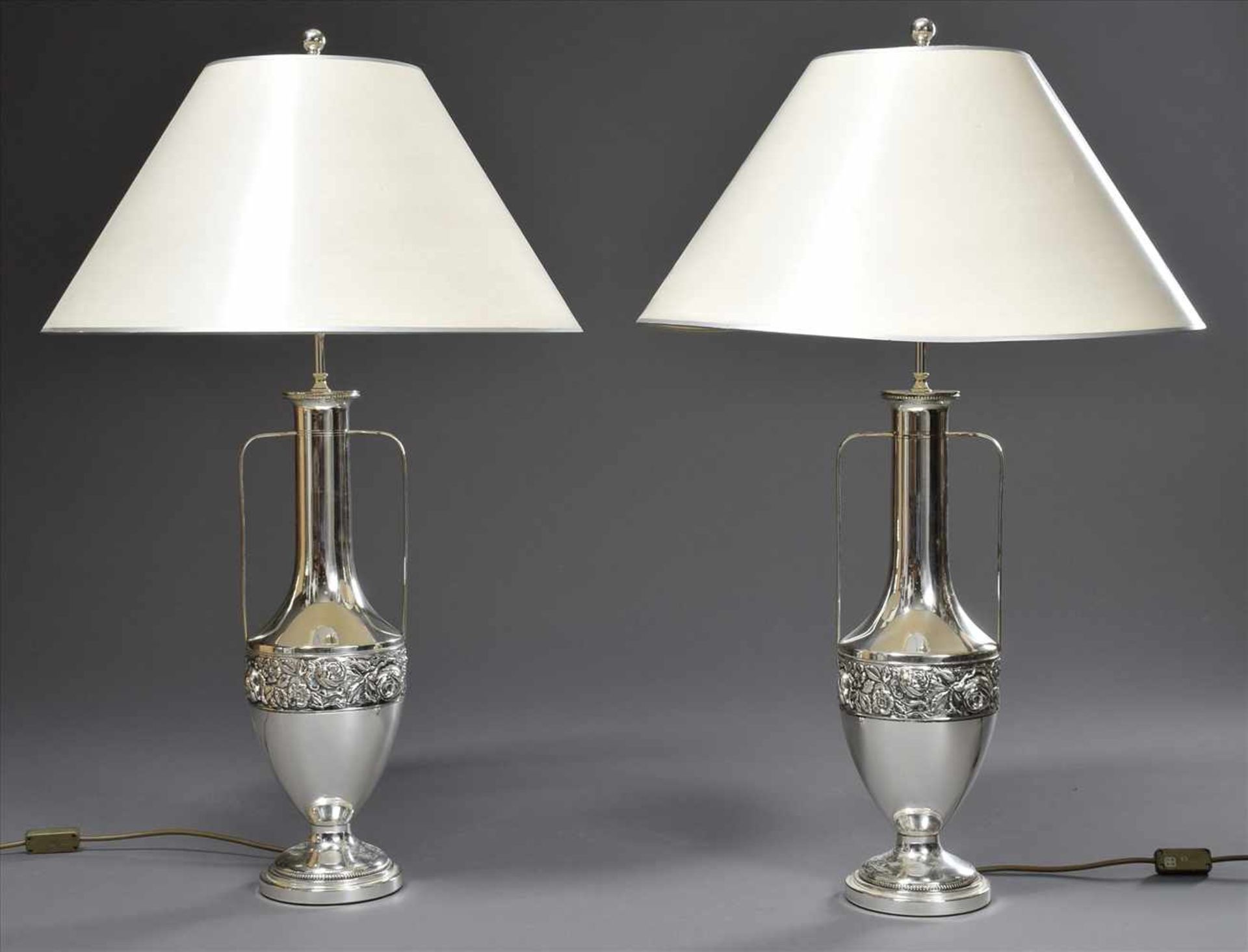 Paar Art Deco Lampen mit versilberten Vasenfüßen "Blumenfries" und hellen Schirmen, H. 86cm, - Bild 5 aus 7