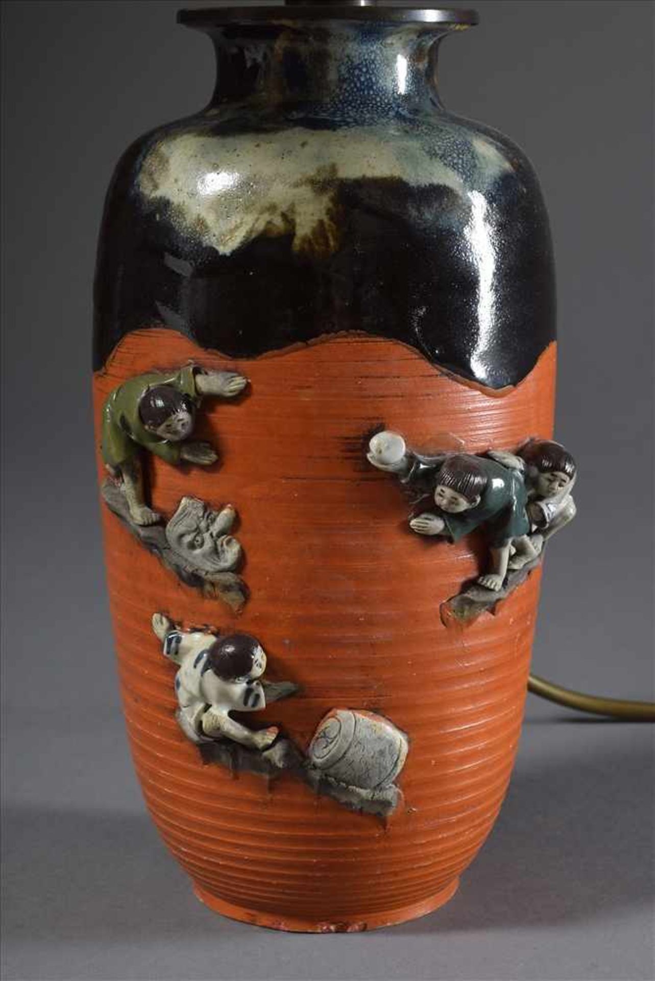 Chinesische Keramik Vase mit plastischem figürlichem Dekor auf orangefarbenem Grund und dunkelblauer - Bild 2 aus 5