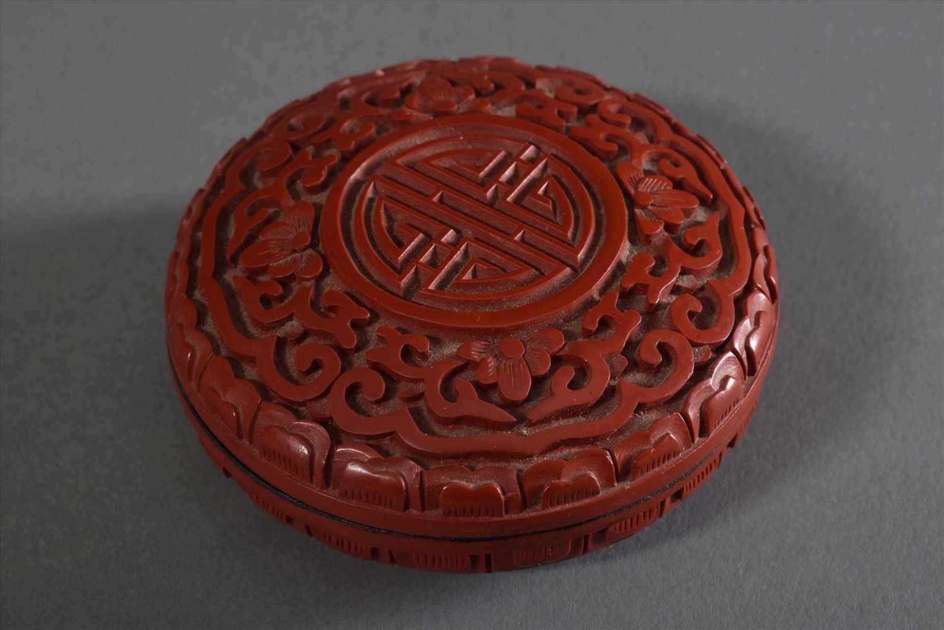 Kleine chinesische runde Schnitzlackdose "Shou-Zeichen und Ranken", Ø 7,5cmSmall Chinese round - Bild 3 aus 3
