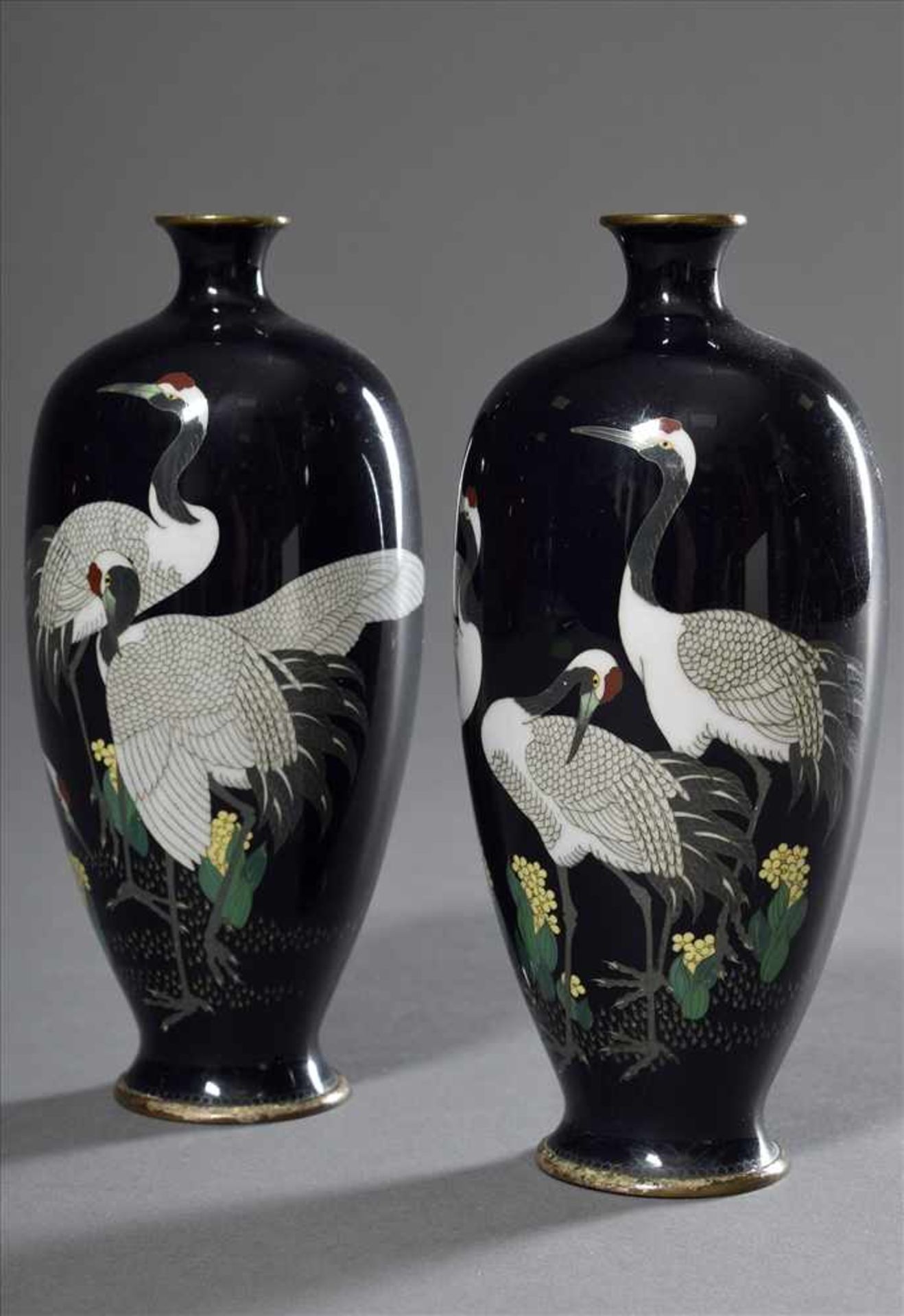 Paar Cloisonné Balustervasen "Kraniche und gelbe Blumen" auf schwarzem Fond, Japan um 1900, H. 15,