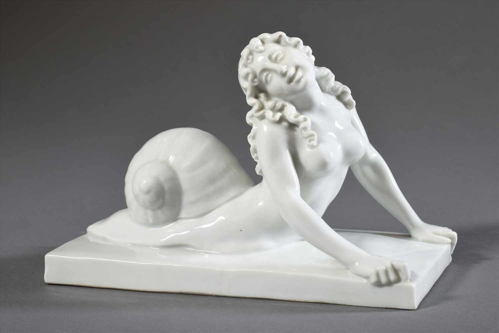 Weiße Ens Porzellan Figur "Liegender weiblicher Akt mit Schneckenhaus", Entwurf: Josef Kopp, H. 12,