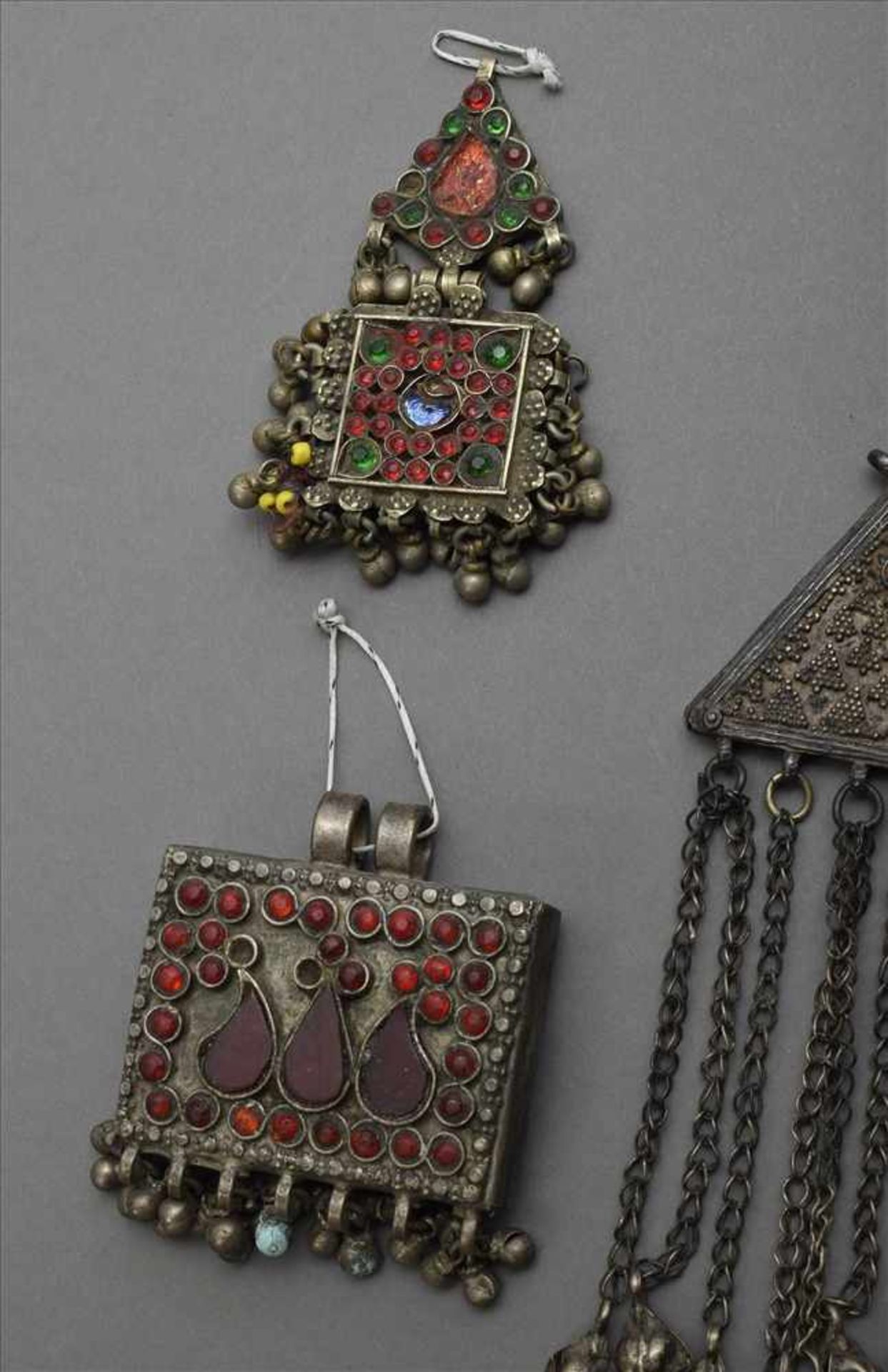6 Diverse afghanische Schmuckstücke mit Karneol- und Glassteinen, Anfang 20.Jh., L. 5-13cm6 - Image 2 of 4