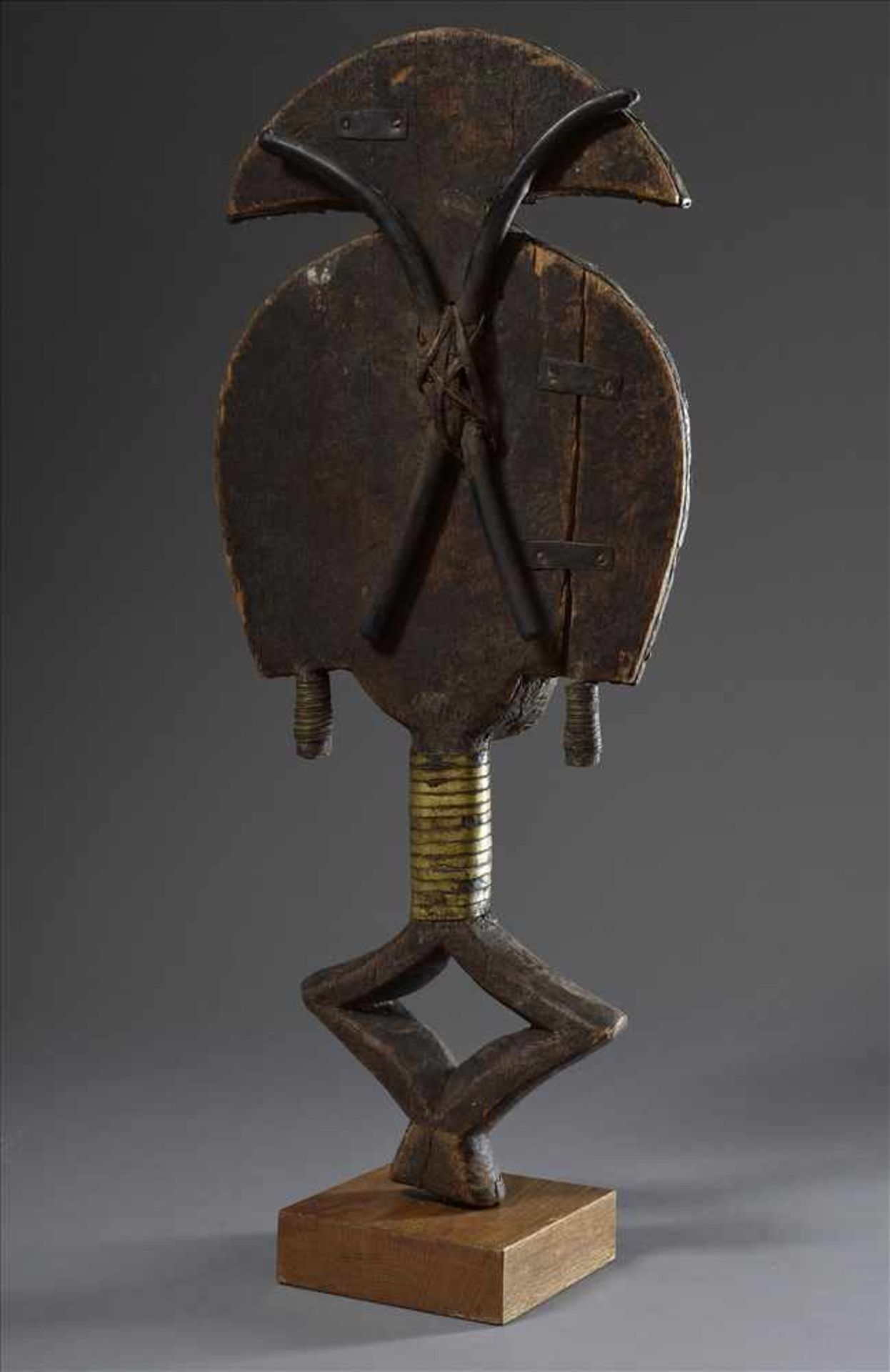 Reliquiar-Wächterfigur "mbulu-ngulu" oder "mwete" der Kota/Gabun, Holz, Kupferblech und Nägel, H. - Image 2 of 5