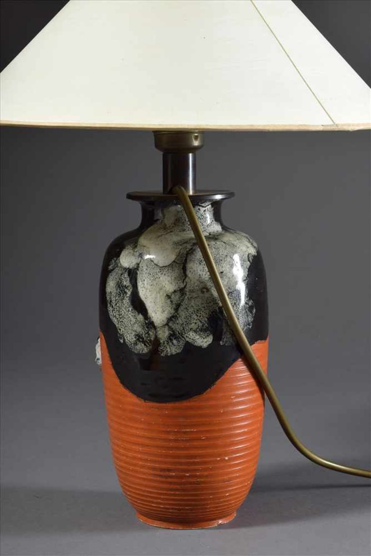 Chinesische Keramik Vase mit plastischem figürlichem Dekor auf orangefarbenem Grund und dunkelblauer - Bild 3 aus 5