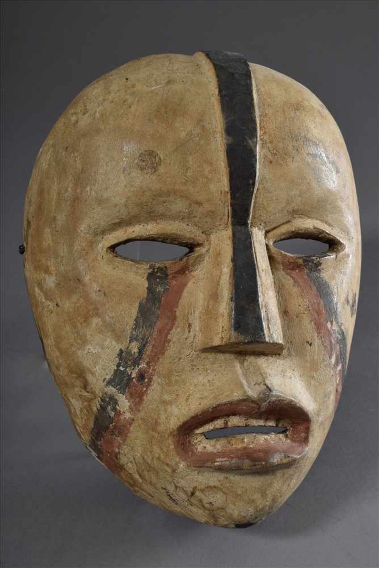 Holz Maske, weiß/rot/schwarz gefasst, 28x19cmWood mask, white/red/black painted, 28x19cm