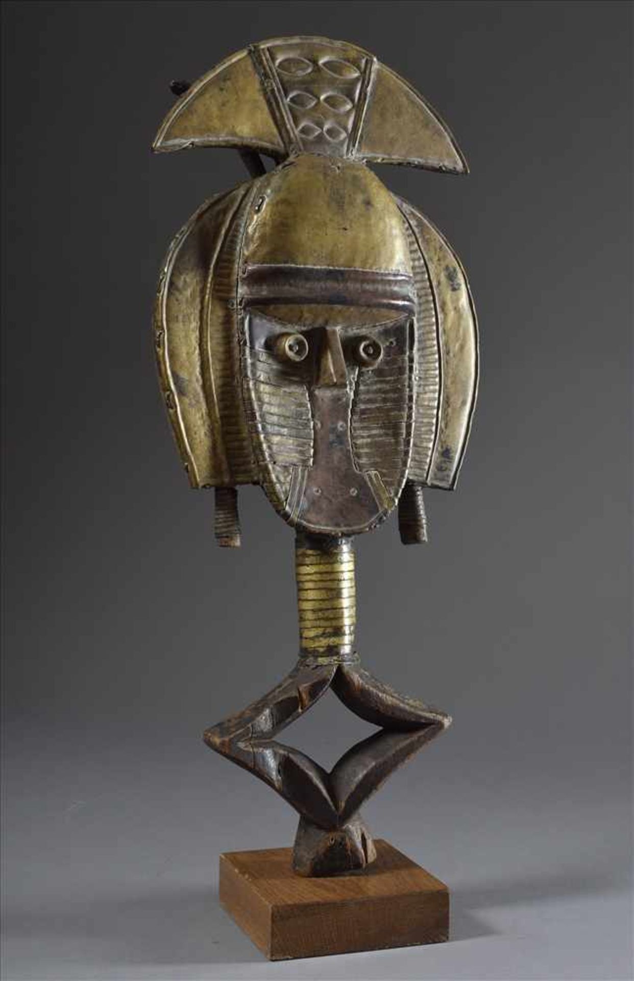 Reliquiar-Wächterfigur "mbulu-ngulu" oder "mwete" der Kota/Gabun, Holz, Kupferblech und Nägel, H.