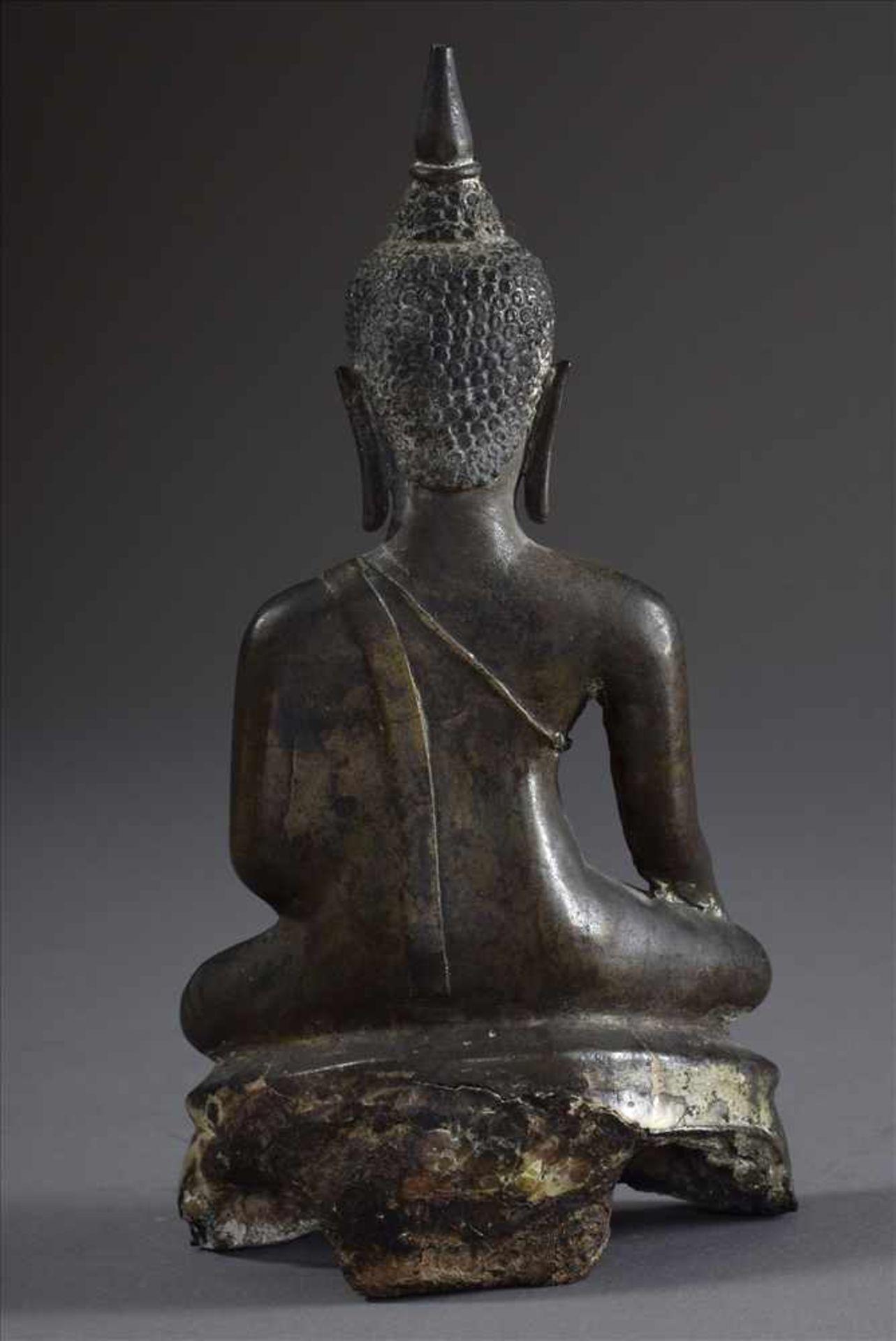 Sitzender Buddha in Virasana Sitz, rechte Hand in Bhumisparshamudra Geste und mit Usnisha, - Bild 2 aus 5