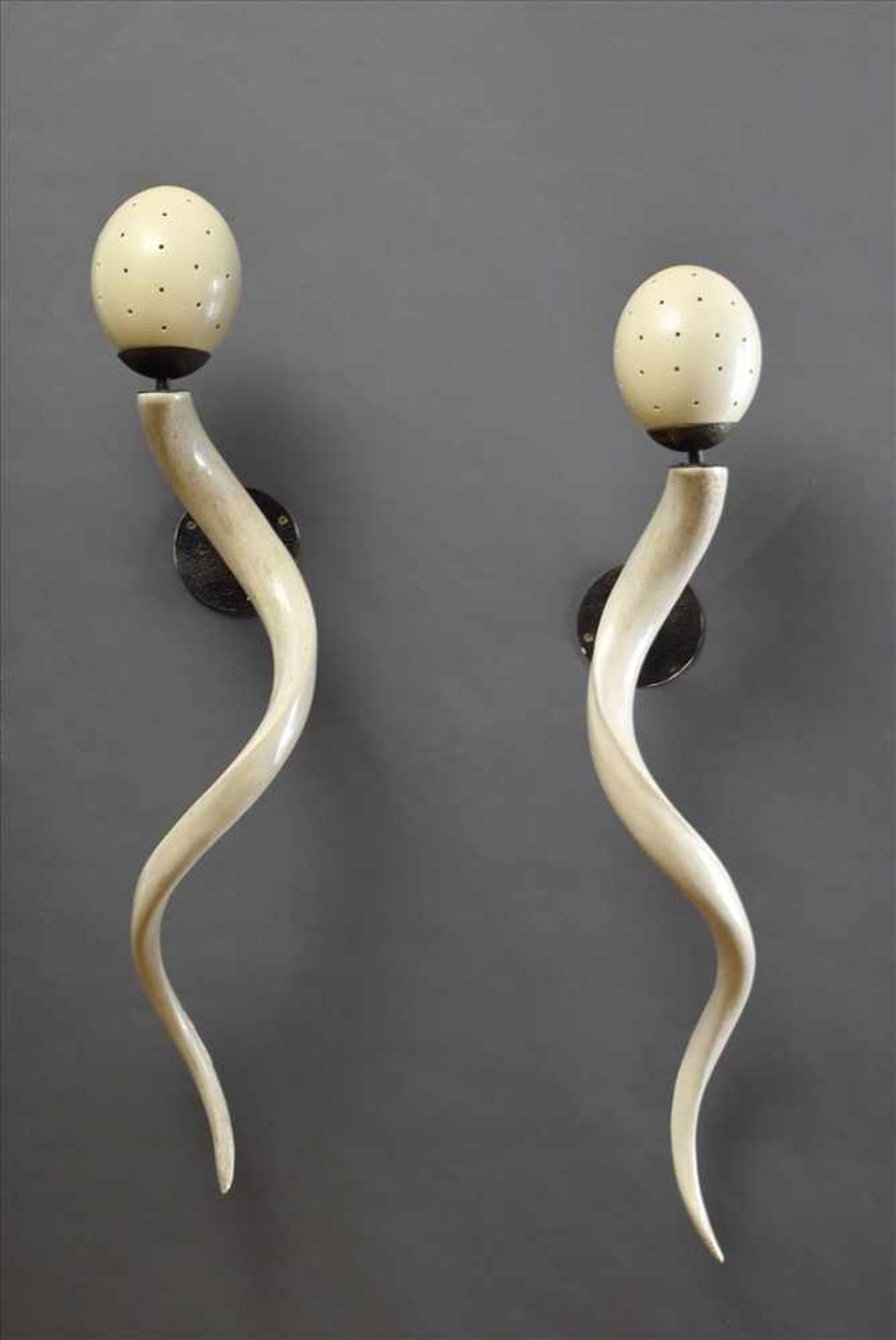 Paar moderne Wandlampen aus geschälten weißen Kuduhörnern und Straußeneiern, H. ca. 88cmPair of