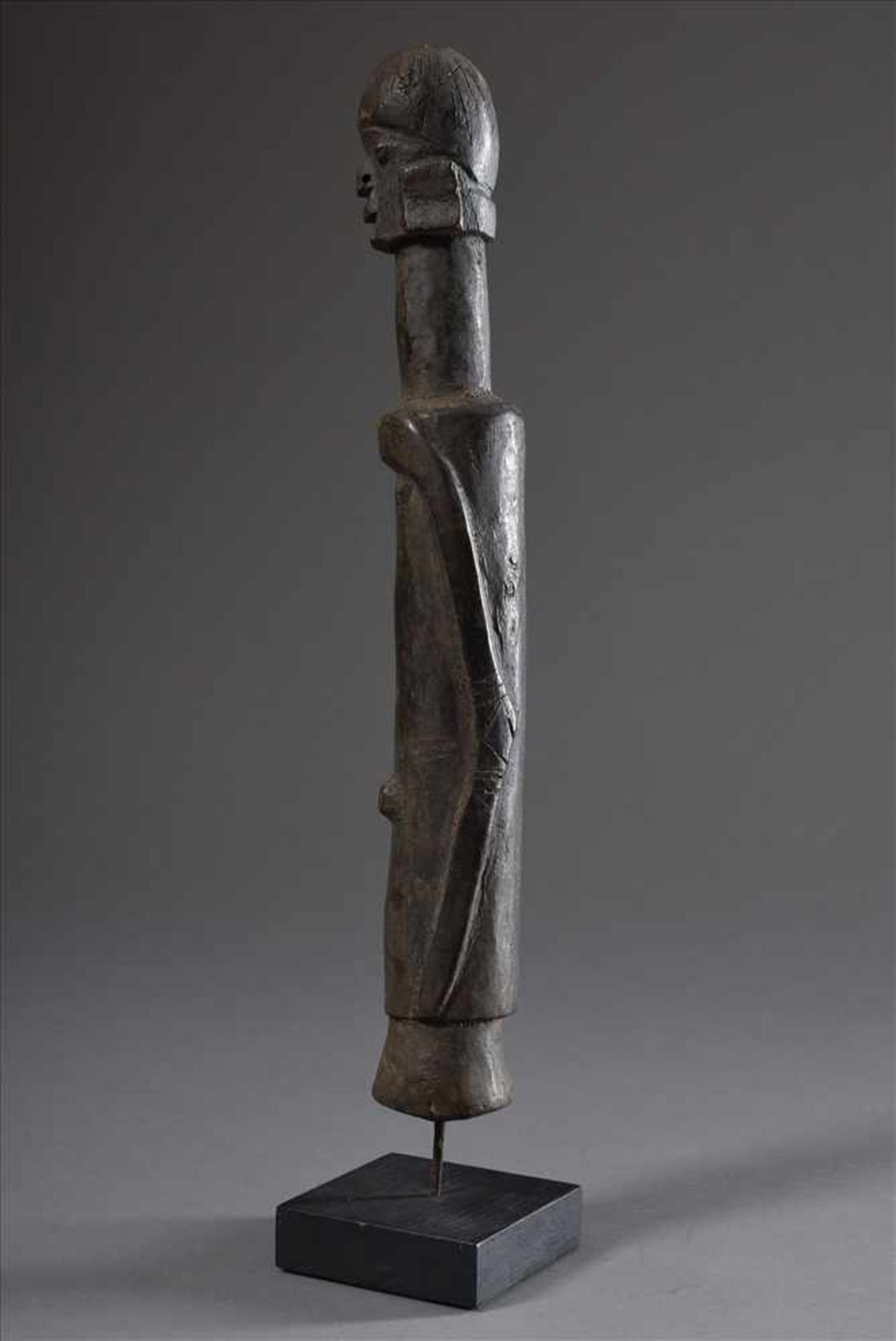 Männliche Figur der Chamba/Nigeria mit angelehnten Armen und betontem Bauchnabel sowie abstraktem - Image 4 of 5