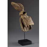 Zoomorphe Tiermaske der Mambila/Nigeria, helles Holz, H. 44cm, auf Sockel, rest., leichte