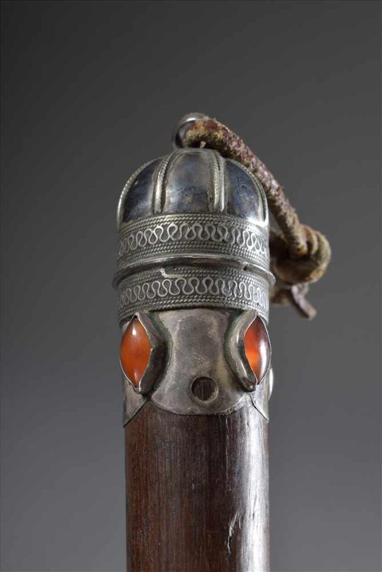 Buzkashi Peitsche mit rundem Holz Griff und umlaufenden Silberbändern sowie Karneolen, Afghanistan - Image 3 of 4