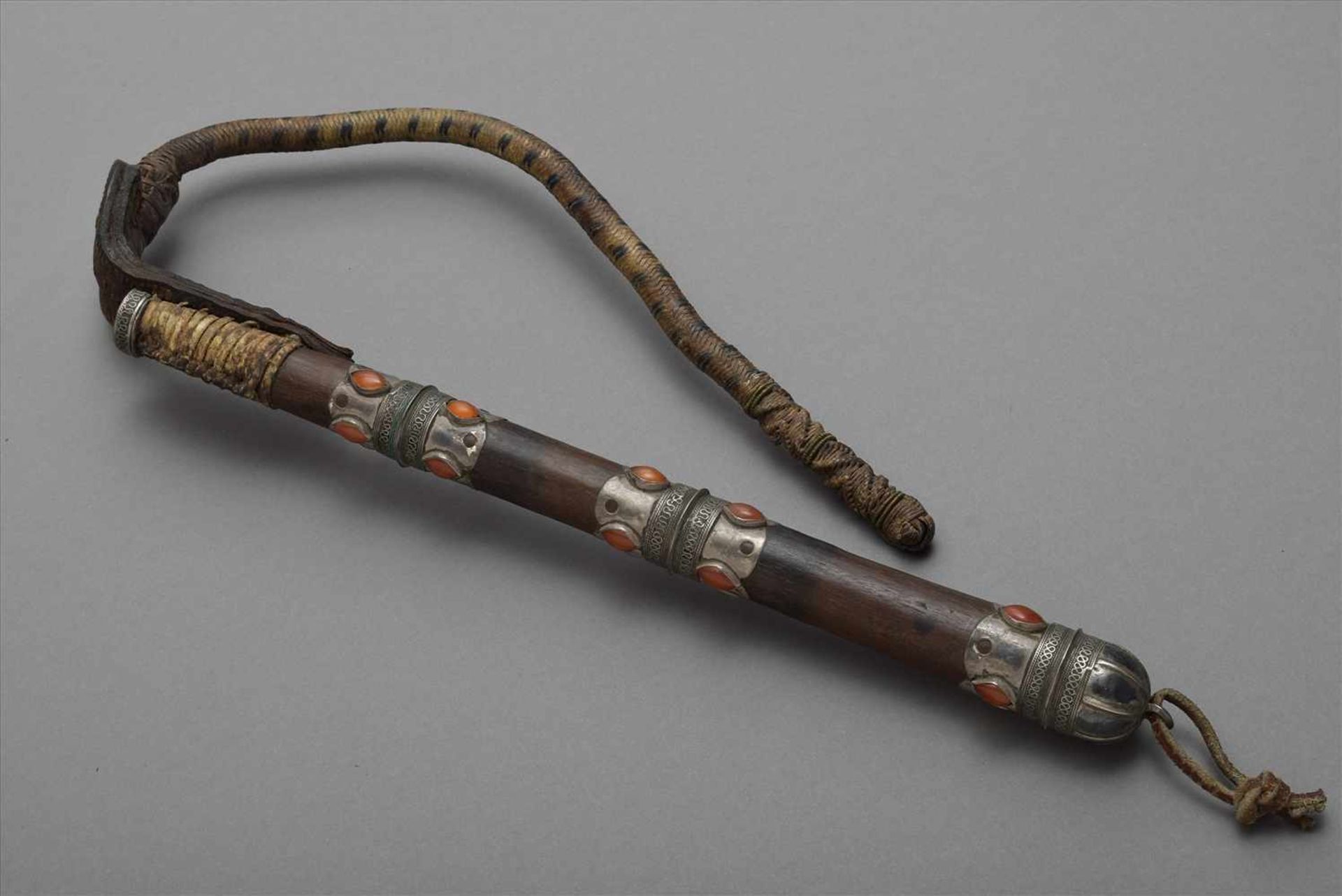 Buzkashi Peitsche mit rundem Holz Griff und umlaufenden Silberbändern sowie Karneolen, Afghanistan - Image 4 of 4