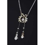 Jugendstil Platin Collier mit GG 585 platiniertem Mittelteil und 2 ungleich lange Pendants mit