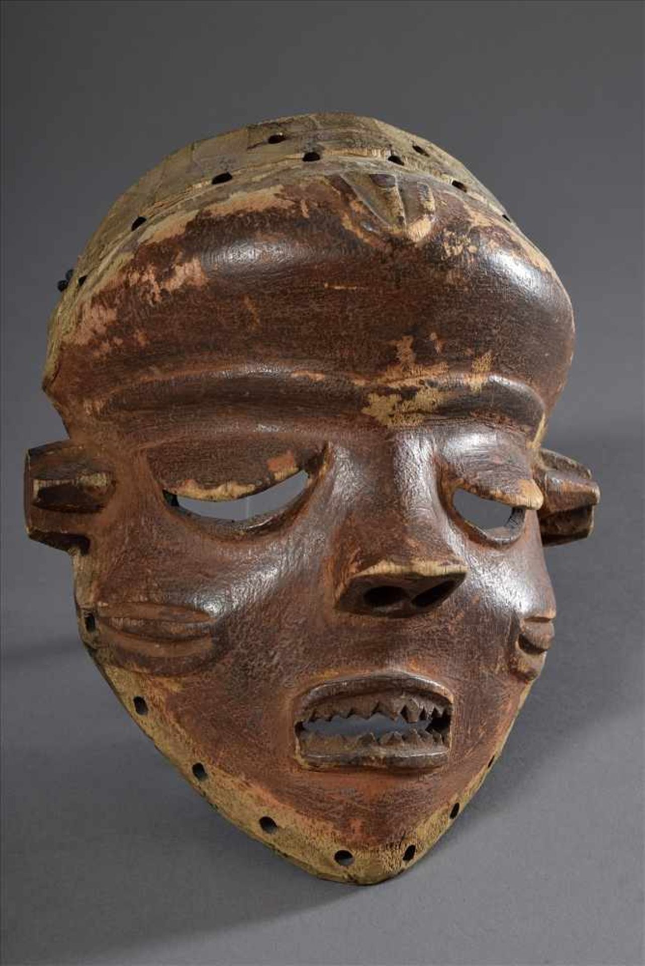 Kleine Maske mit rötlicher Bemalung, Pende DR Kongo, 22x17cm, kleine DefekteSmall mask with