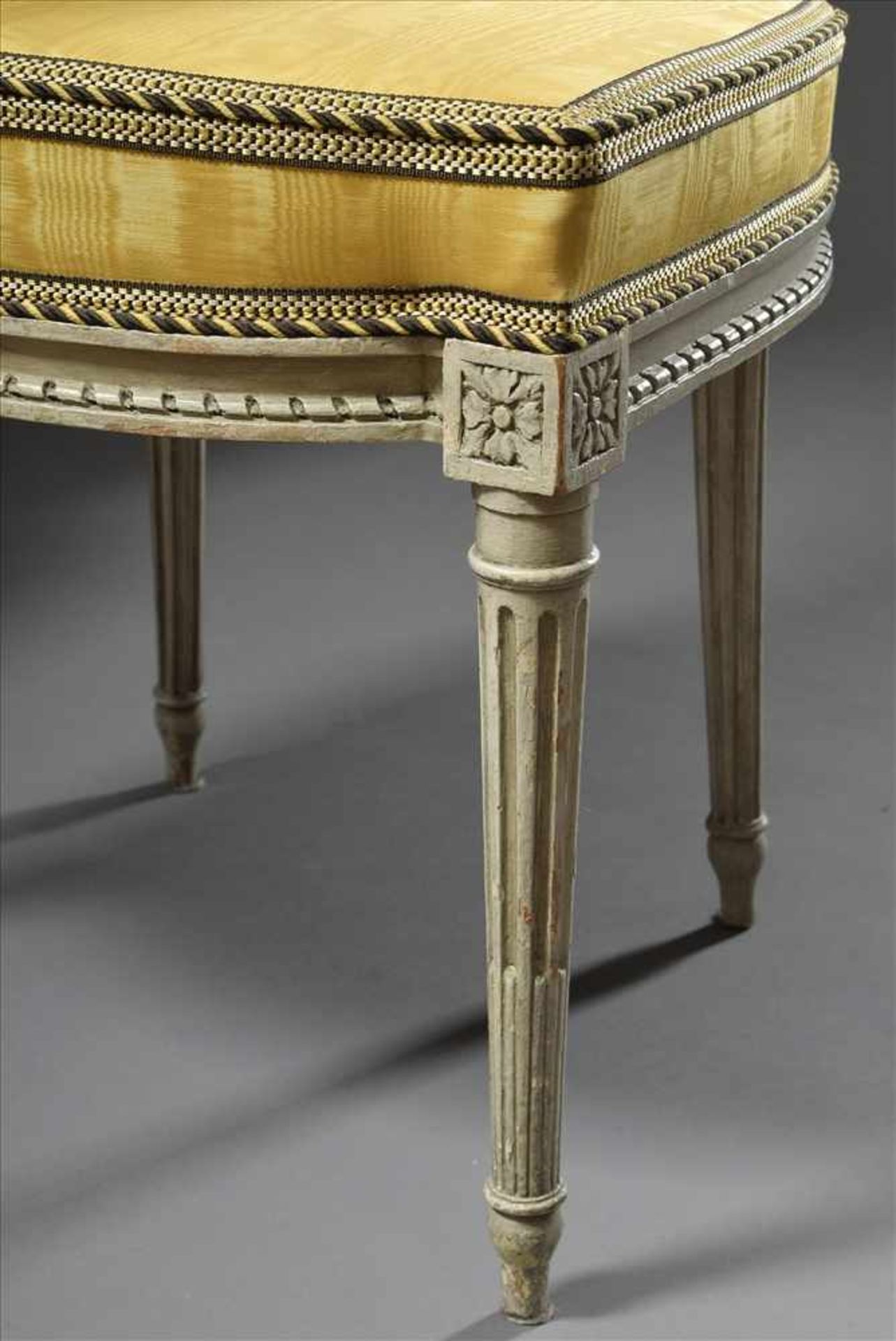 2 Diverse Stühle im Louis XVI Stil, hell gefasst, gelb bezogen, H. 45/86cm, ehemals Villa Karl - Image 5 of 5