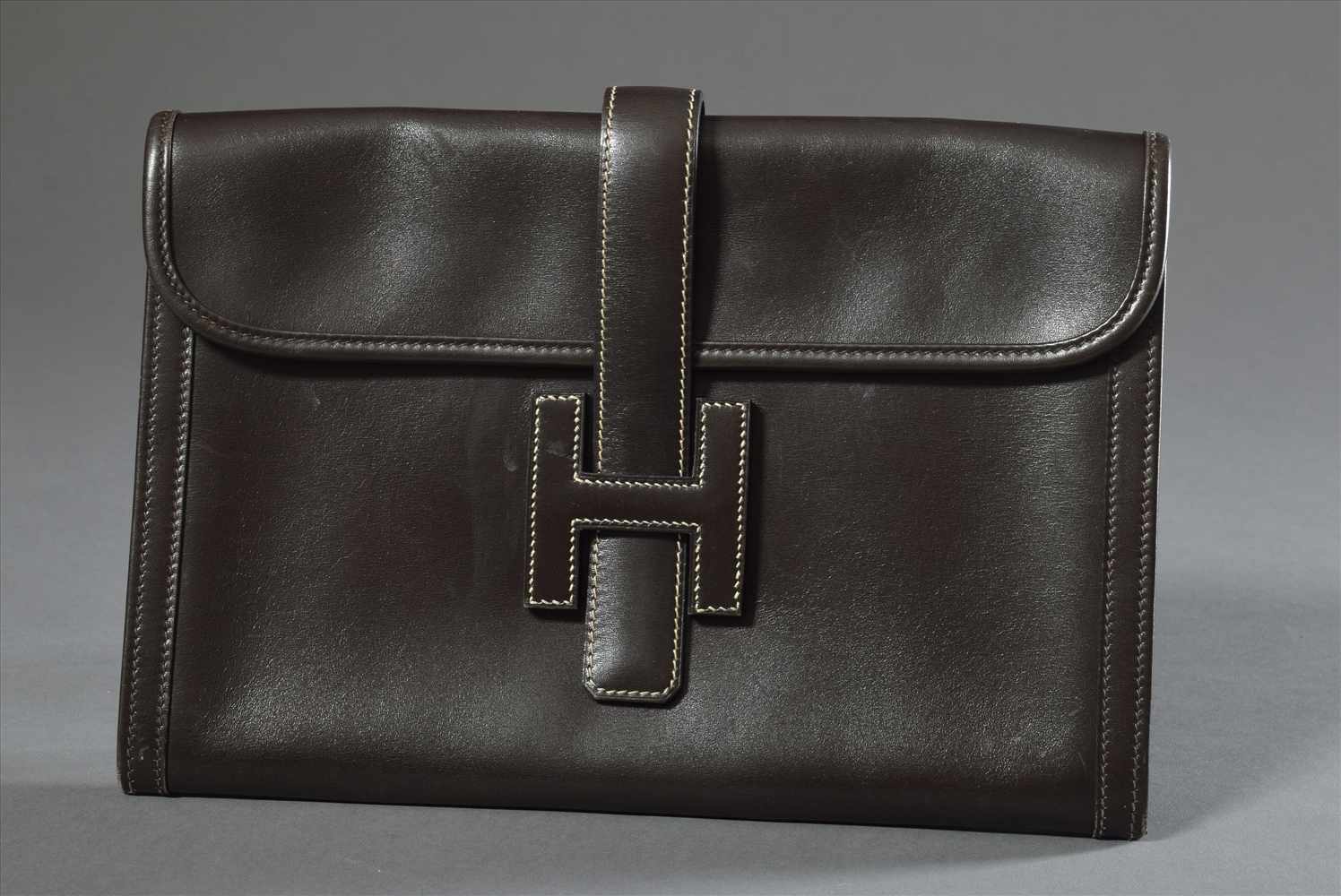 Hermès Clutch mit großer Leder "H" Schließe, dunkelbraunes Boxcalf Leder, innen helles Leinen,