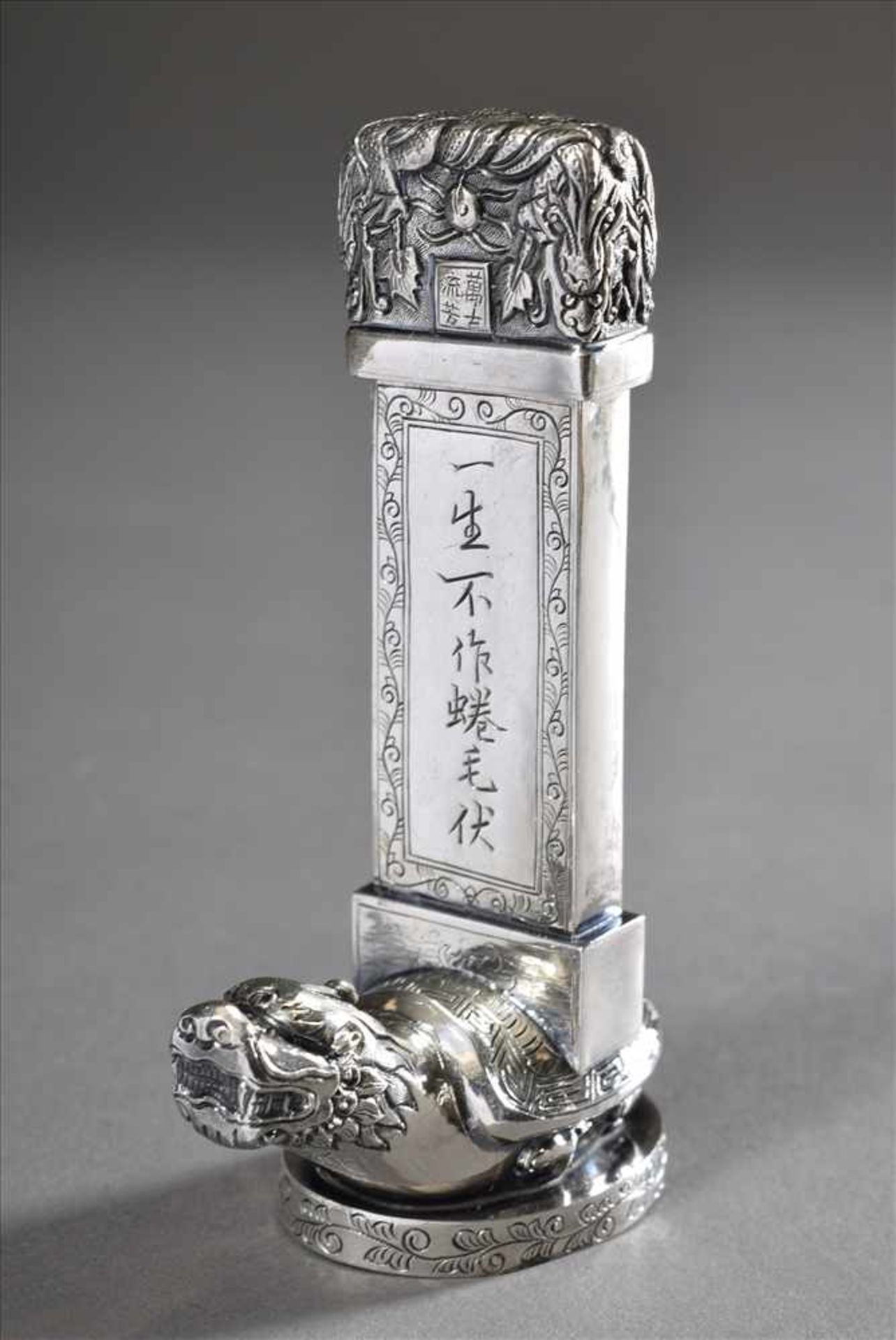 Chinesischer Zahnstocherbehälter mit Schriftzeichen "Stele auf Schildkröte", 3 Marken, Silber,