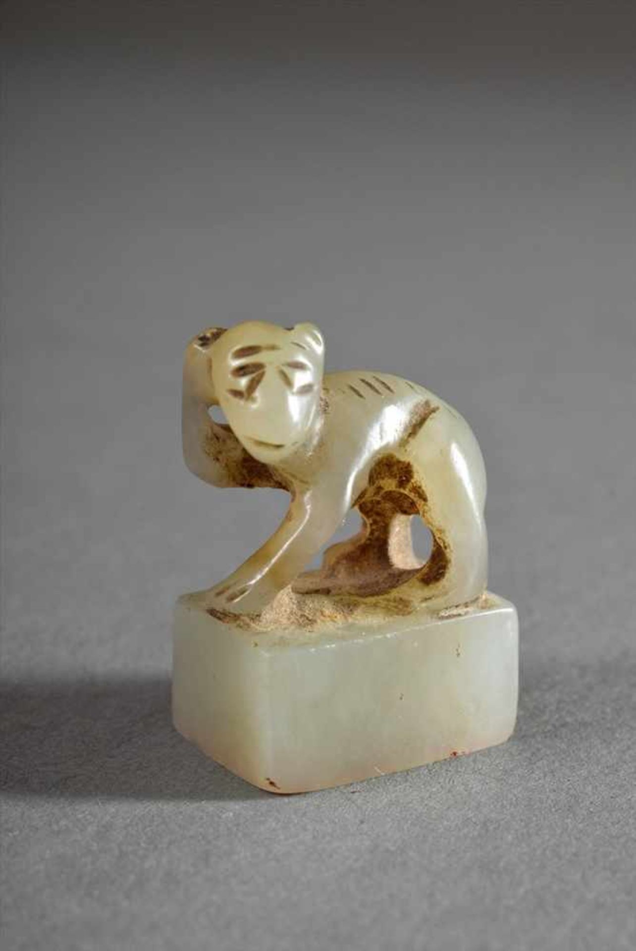 Hotan Jade Siegelstempel "Äffchen", China, H. 2,5cm, TragespurenHotan Jade seal stamp "Monkey",