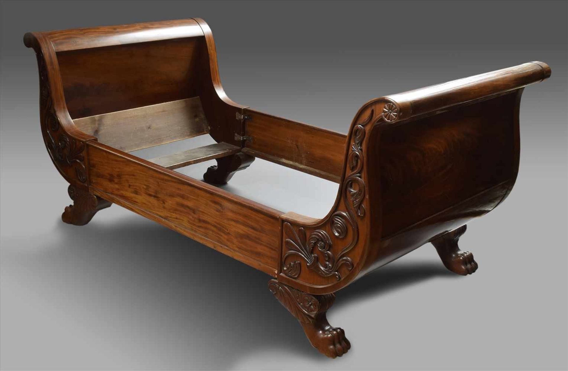 Biedermeier Mahagoni Bett mit floral beschnitzten Wangen und Klauenfüßen, Entw.: Auguste de Meuron