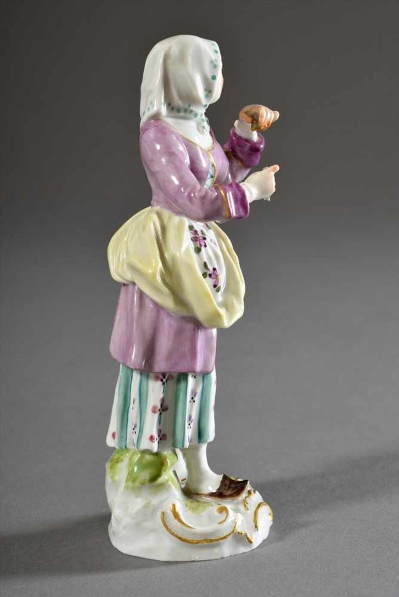 Meissen Figur "Frau mit Kopftuch", polychrom bemalt und goldstaffiert, runder Rocaillesockel, - Bild 3 aus 5