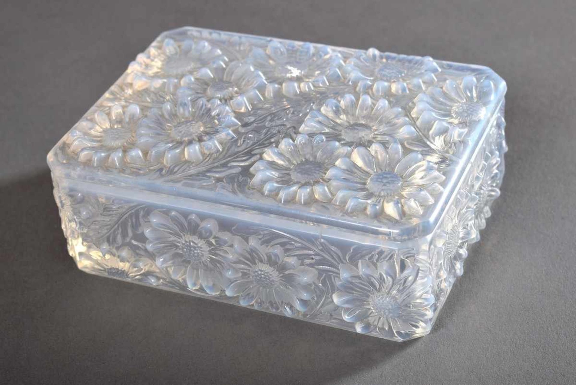 Opalin Glasdeckeldose "Margeriten" in Sabino Art, um 1920, 4x11,5x8,5cmOpalin glass lid tin "