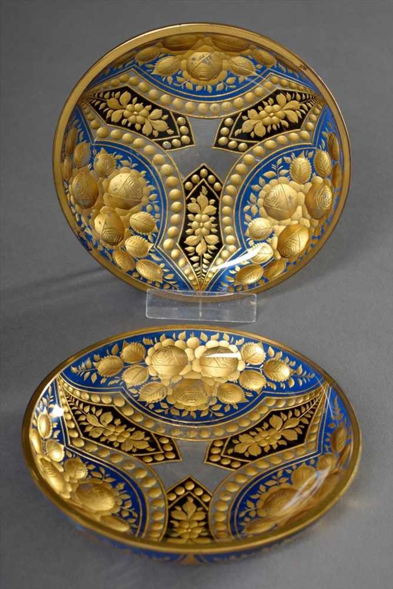 2 Diverse Teller mit Gold übermaltem Floralschliff "Rosen", Ø 10,5cm, etwas berieben2 Various plates