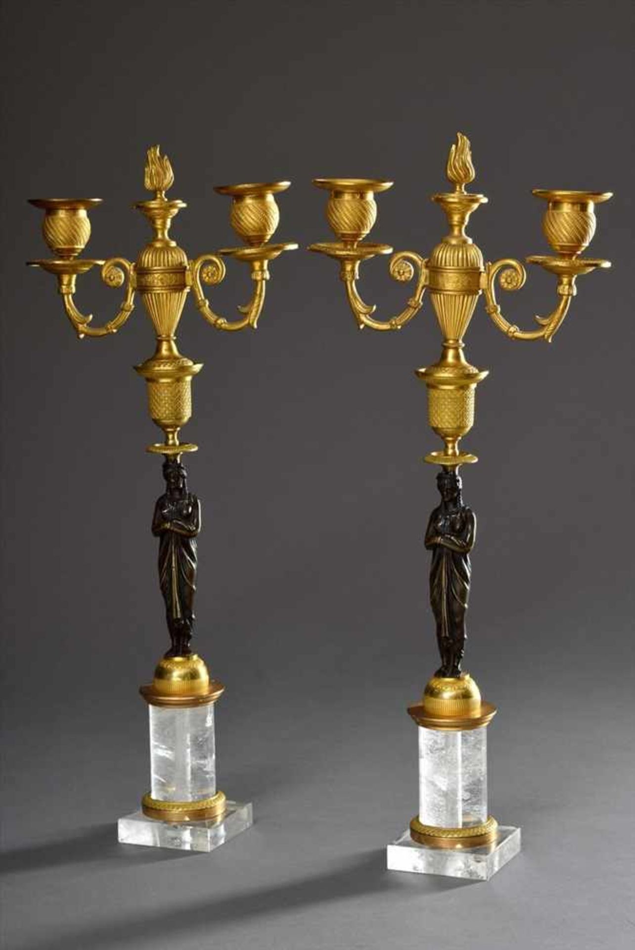 Paar feuervergoldete Bronze Girandolen mit Bergkristall Postament und brünierten Figuren "