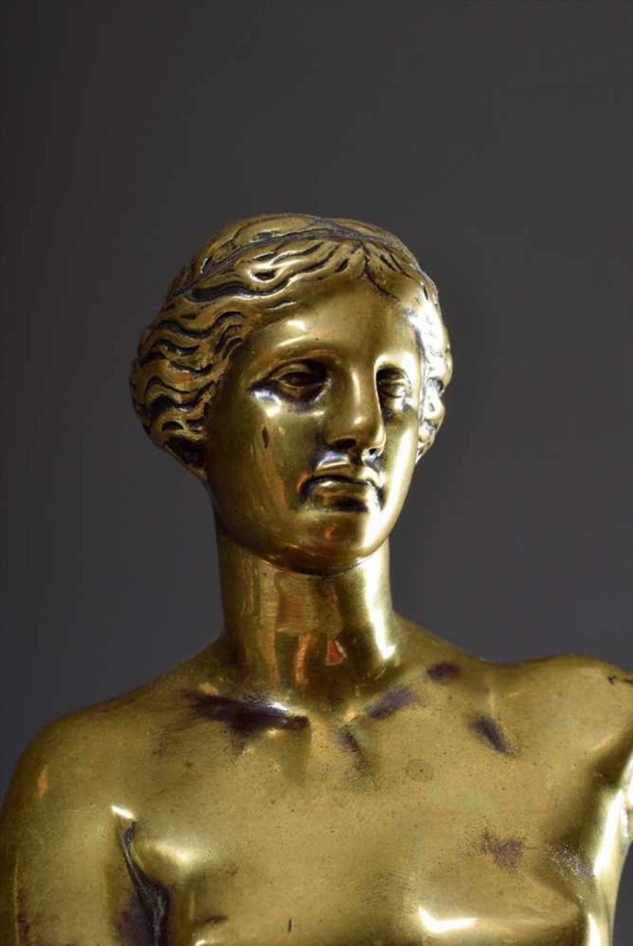 Gelbguss Plastik "Venus von Milo", Gießerstempel: "Rtion Sauvage" (R. Liod Sauvage), mit Resten - Bild 4 aus 5