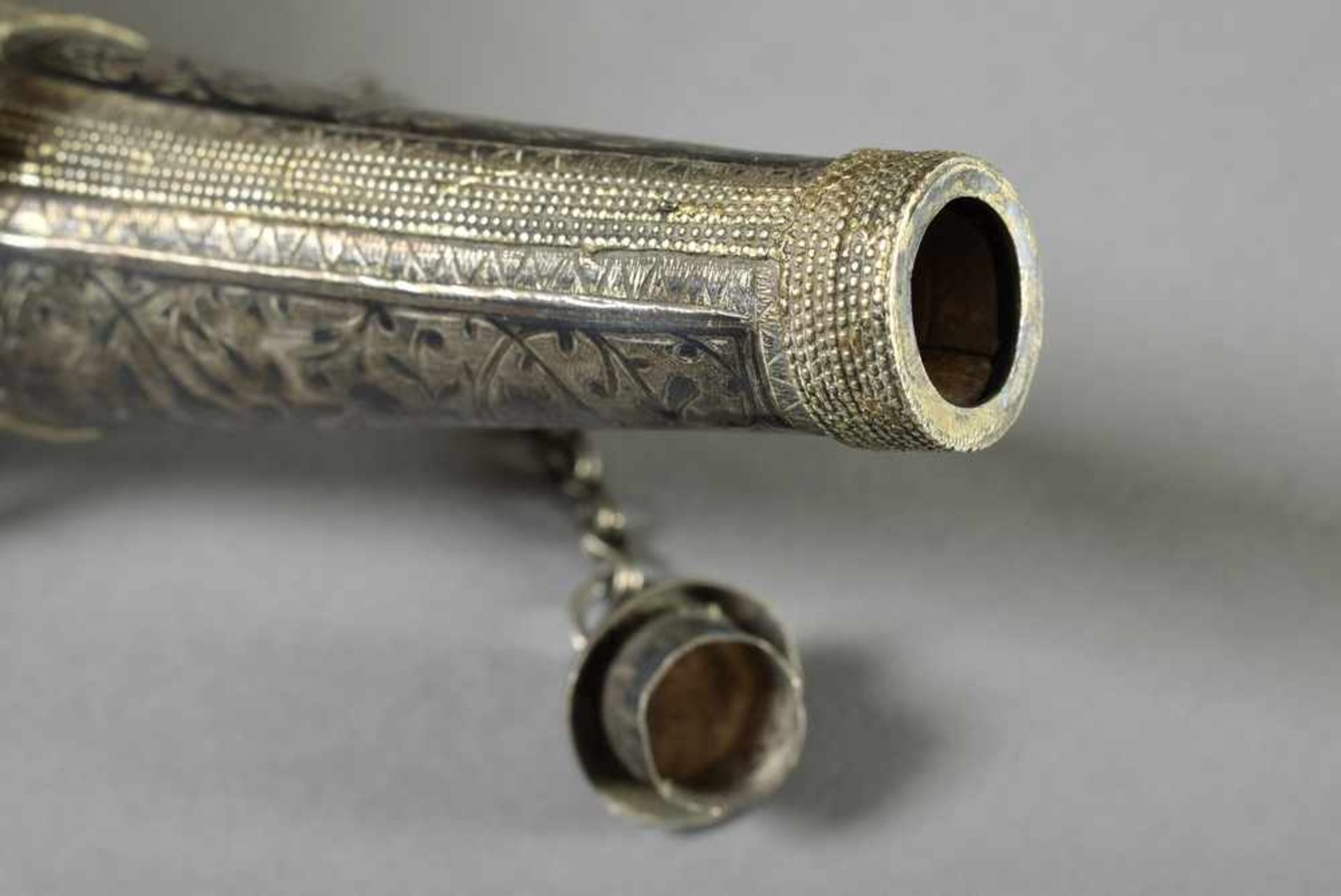 Orientalisches Pulverhorn, Holz mit Perlmutt Intarsien und Niello Silber, H. 22cm, kleine - Bild 4 aus 6