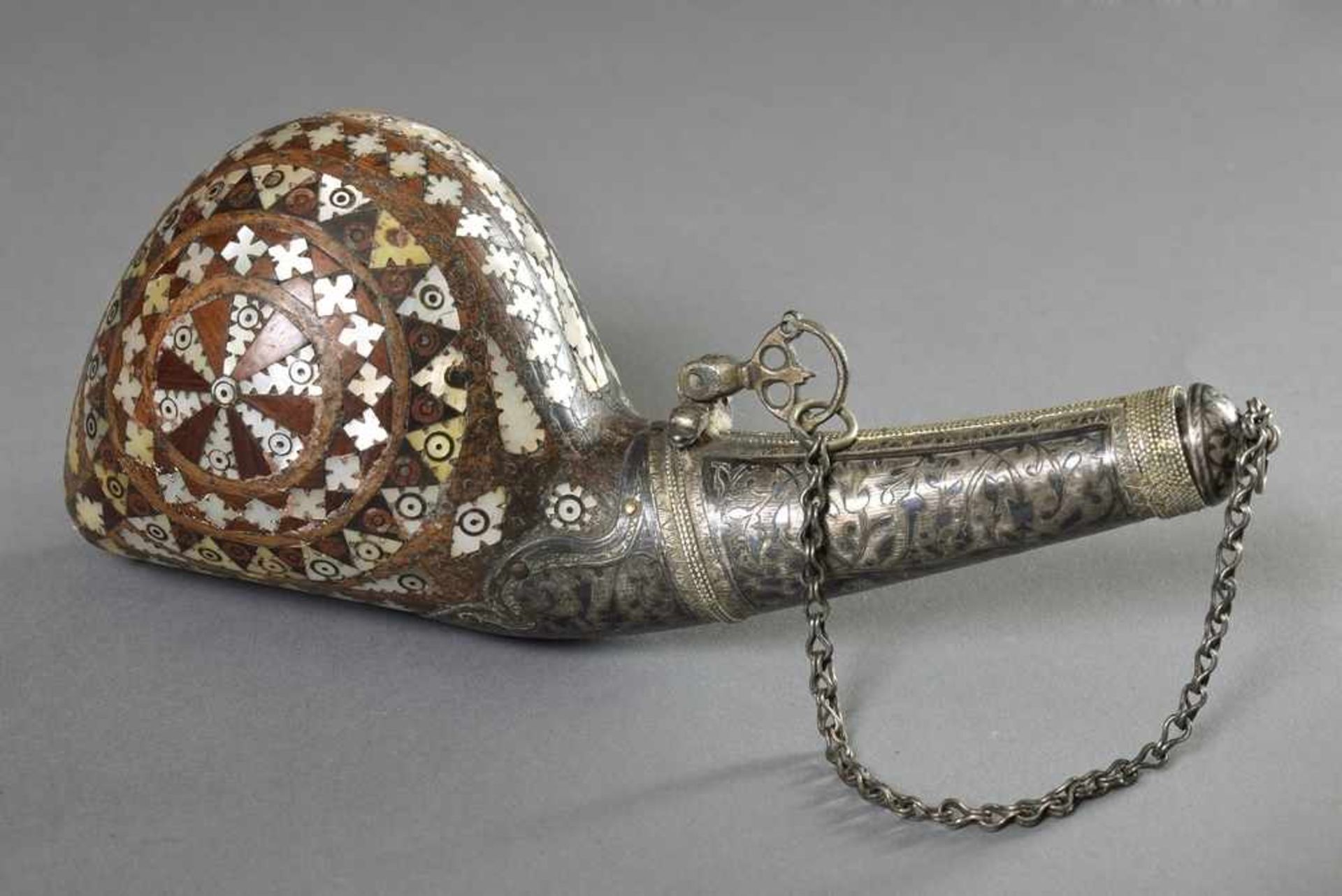 Orientalisches Pulverhorn, Holz mit Perlmutt Intarsien und Niello Silber, H. 22cm, kleine