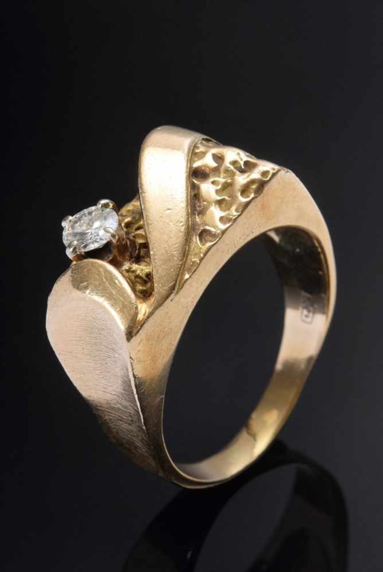 GG 585 Ring mit Brillant (ca. 0.22ct/P1/W) in 60er Jahre Façon, 11,2g, Gr. 59, etwas verbogenGG