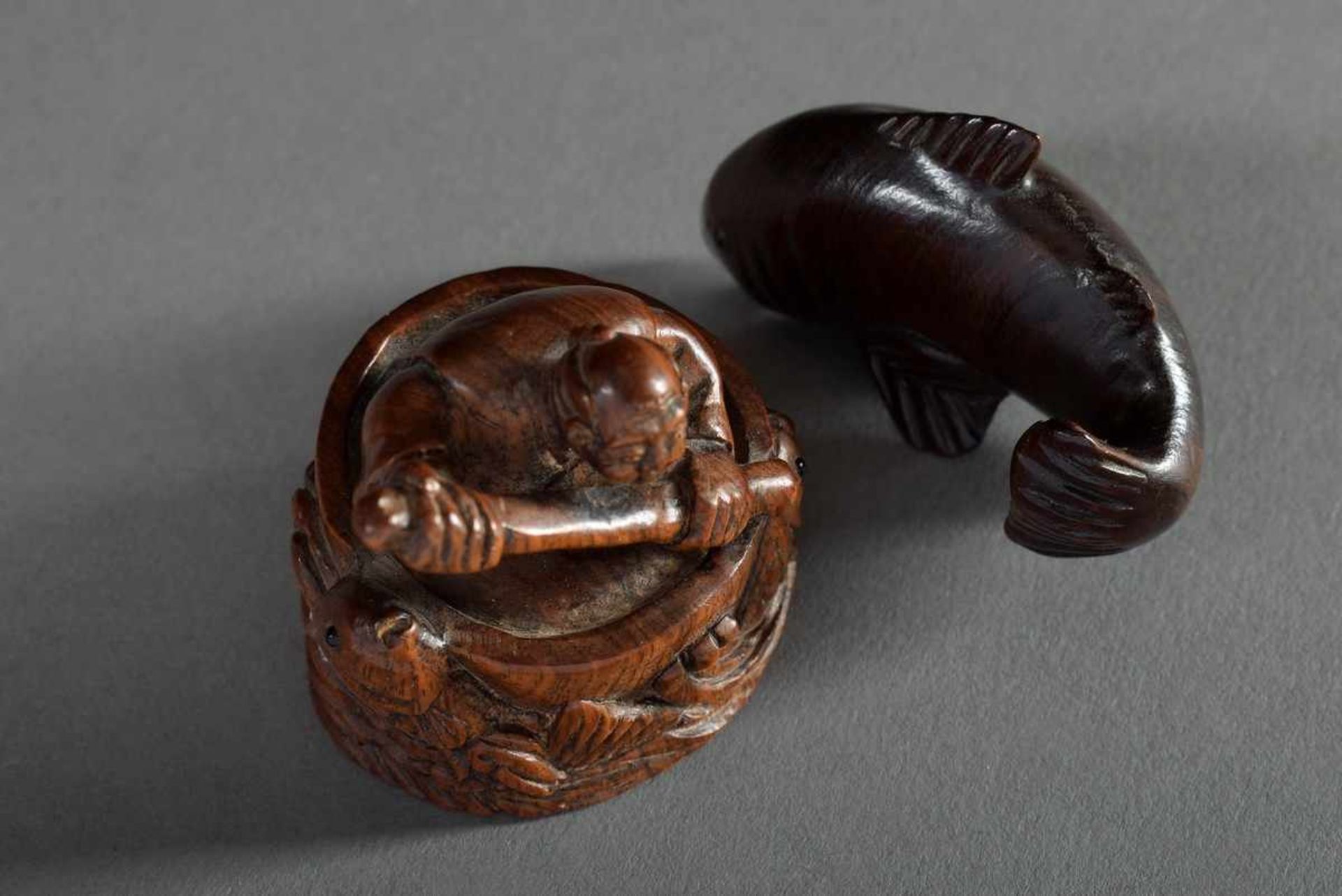 2 Diverse Katabori Netsuke "Hai" und "Mann in einem Zuber als Boot", Ebenholz mit eingelegten Horn - Bild 4 aus 4