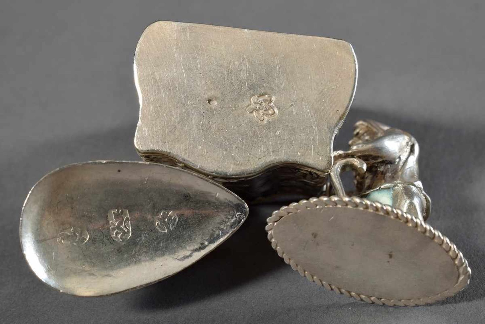 3 Diverse Miniaturen: Zwerg, Bügeleisen und Salzmetze mit reliefierten Genreszenen, Silber 800, 58g, - Bild 3 aus 3