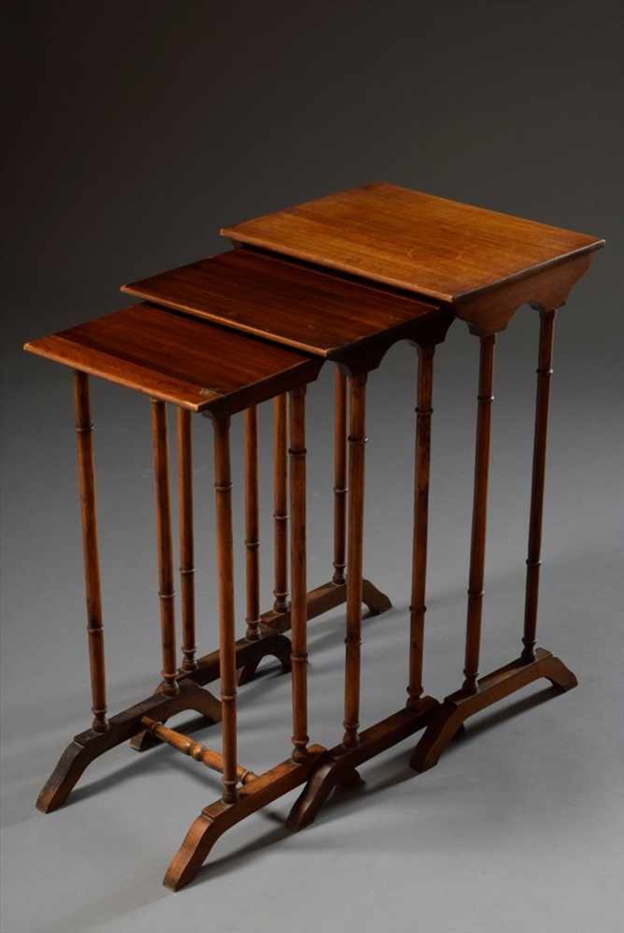 Dreiersatz Mahagoni Nesttische mit gedrechselten Beinen, um 1900, Three set mahogany nest tables