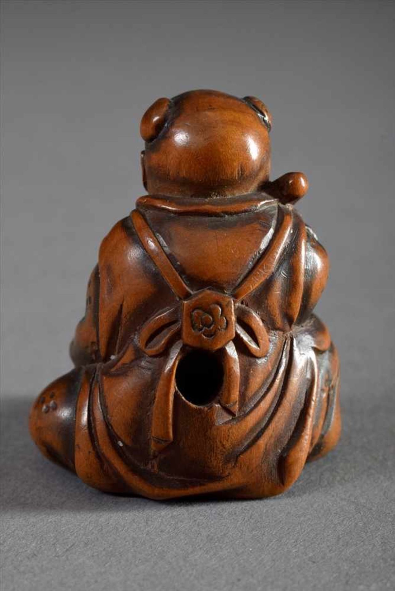 Buchsbaum Netsuke "Karako mit Trommel", Japan, H. 3,5cmBoxwood netsuke "Karako with drum", Japan, h. - Bild 2 aus 4