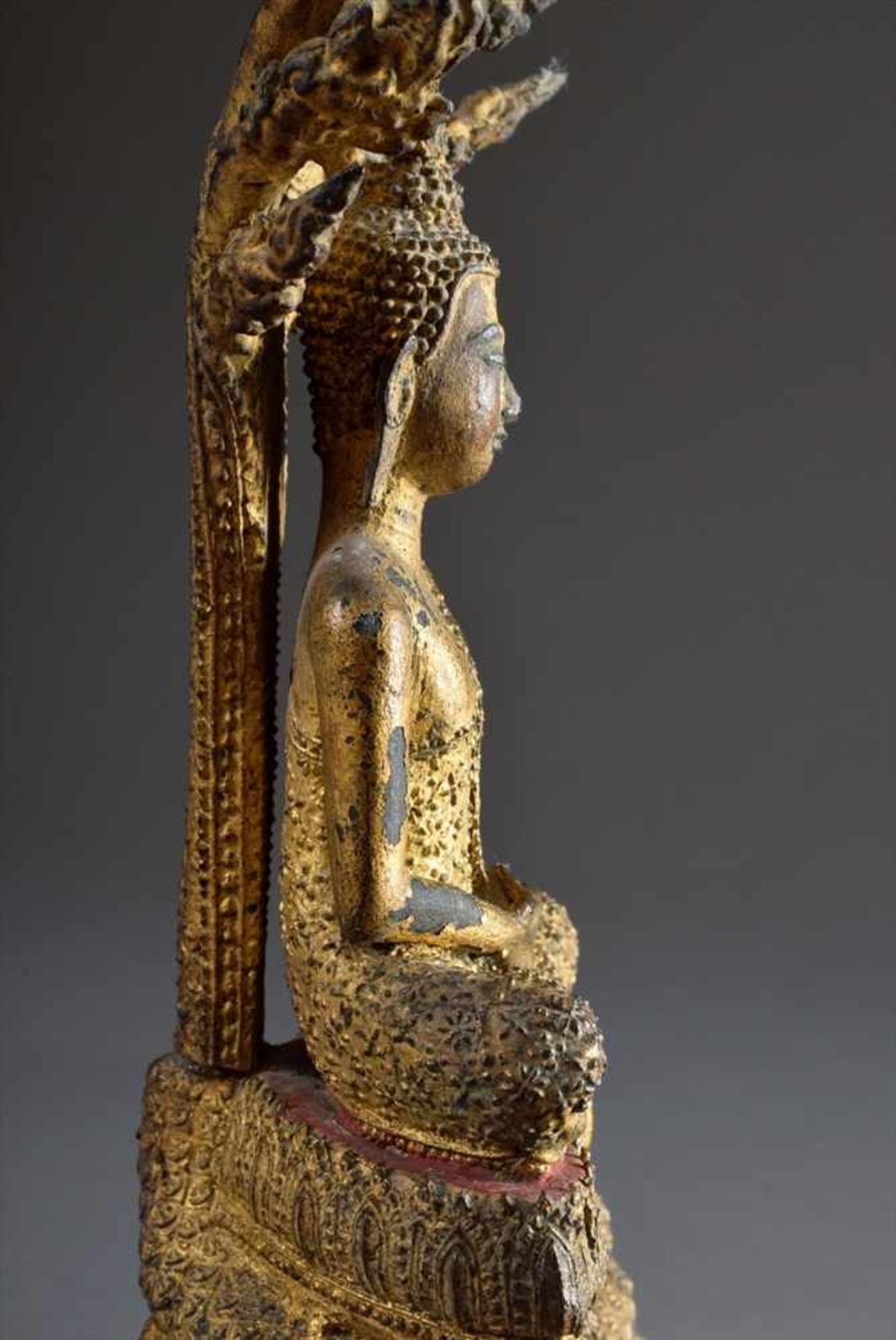 Buddha "Sitzender Buddha auf getrepptem Thron, von sieben Nagas beschützt", Bronzeguss mit Resten - Bild 5 aus 6