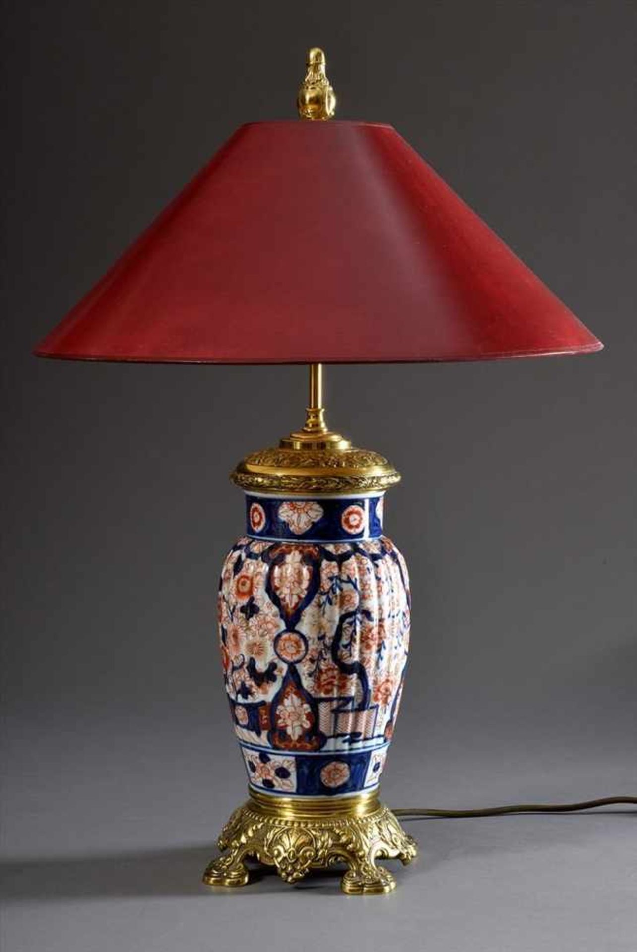 Imari Porzellan Vase mit Messing Montierung in Ormolu Art, als Lampe montiert, H. 68cmImari