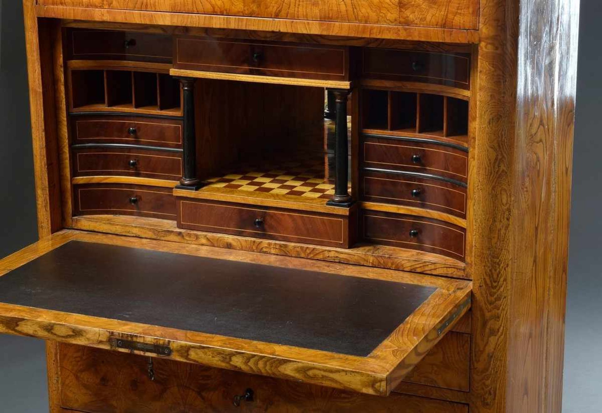 Schlichter Biedermeier Sekretär mit gerader Schreibklappe, Esche furniert, Interieur mit Spiegel und - Bild 3 aus 9