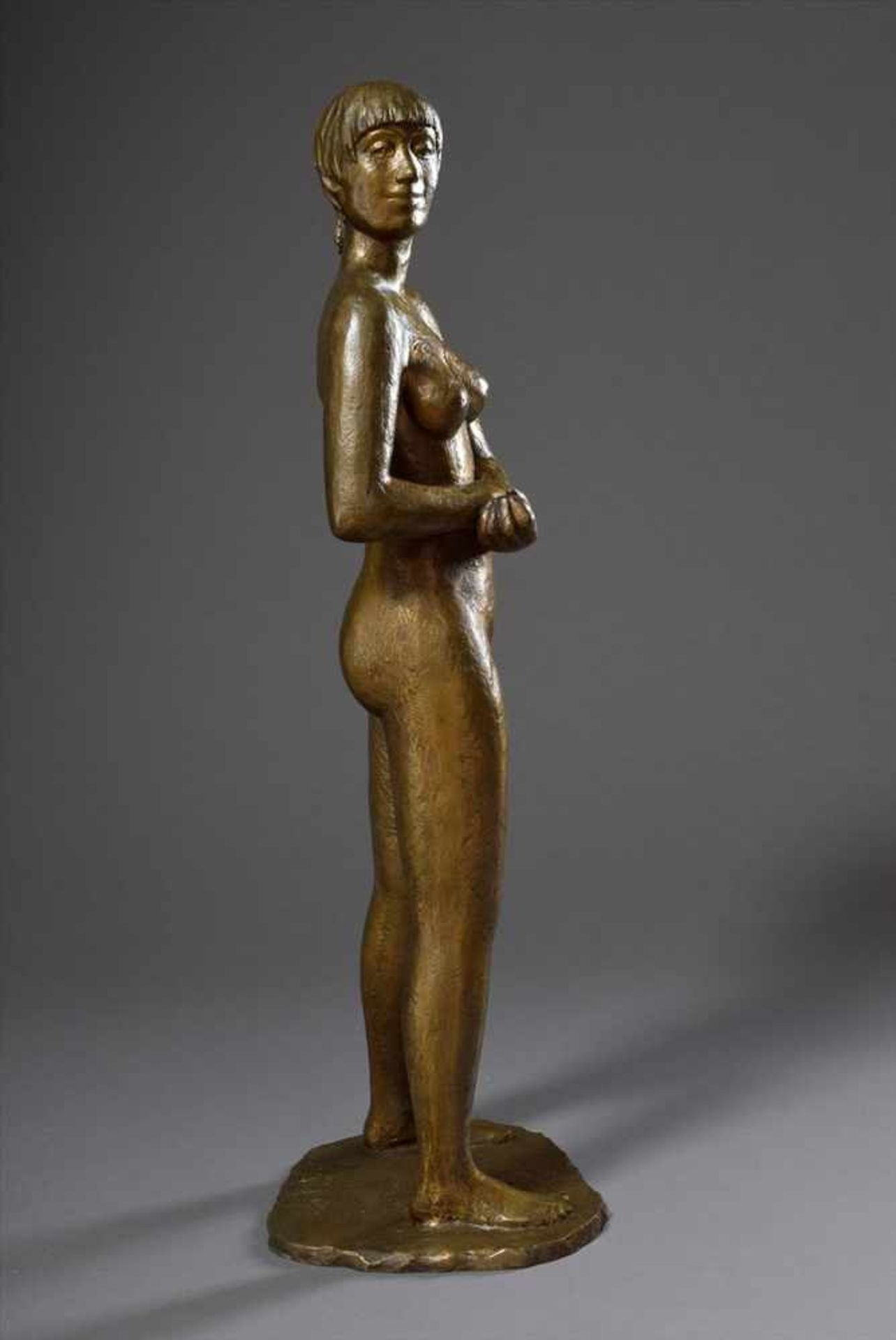 Riesen, Adolf (1908-1982) "Stehende mit Apfel", Bronze patiniert, Plinthe sign., H. 89cmRiesen, - Bild 4 aus 6