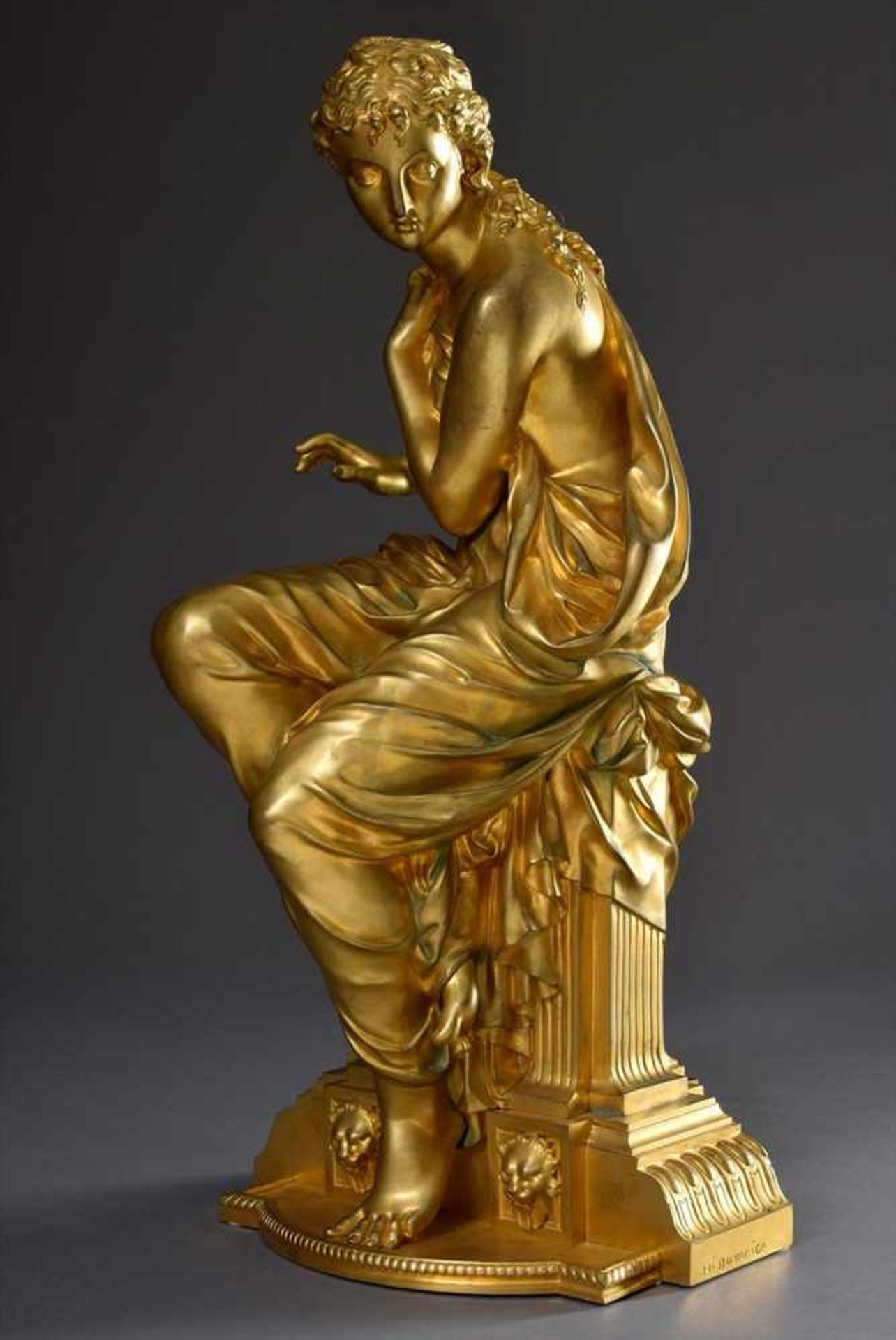 Dumaige, Henry Étienne (1830-1888) "Sitzende auf Säule", feuervergoldete Bronze, seitlich sign.,