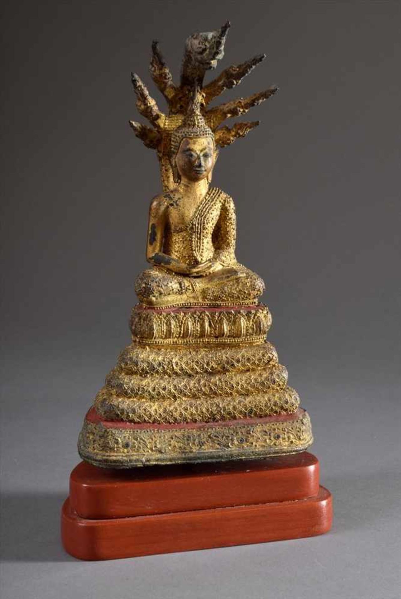 Buddha "Sitzender Buddha auf getrepptem Thron, von sieben Nagas beschützt", Bronzeguss mit Resten