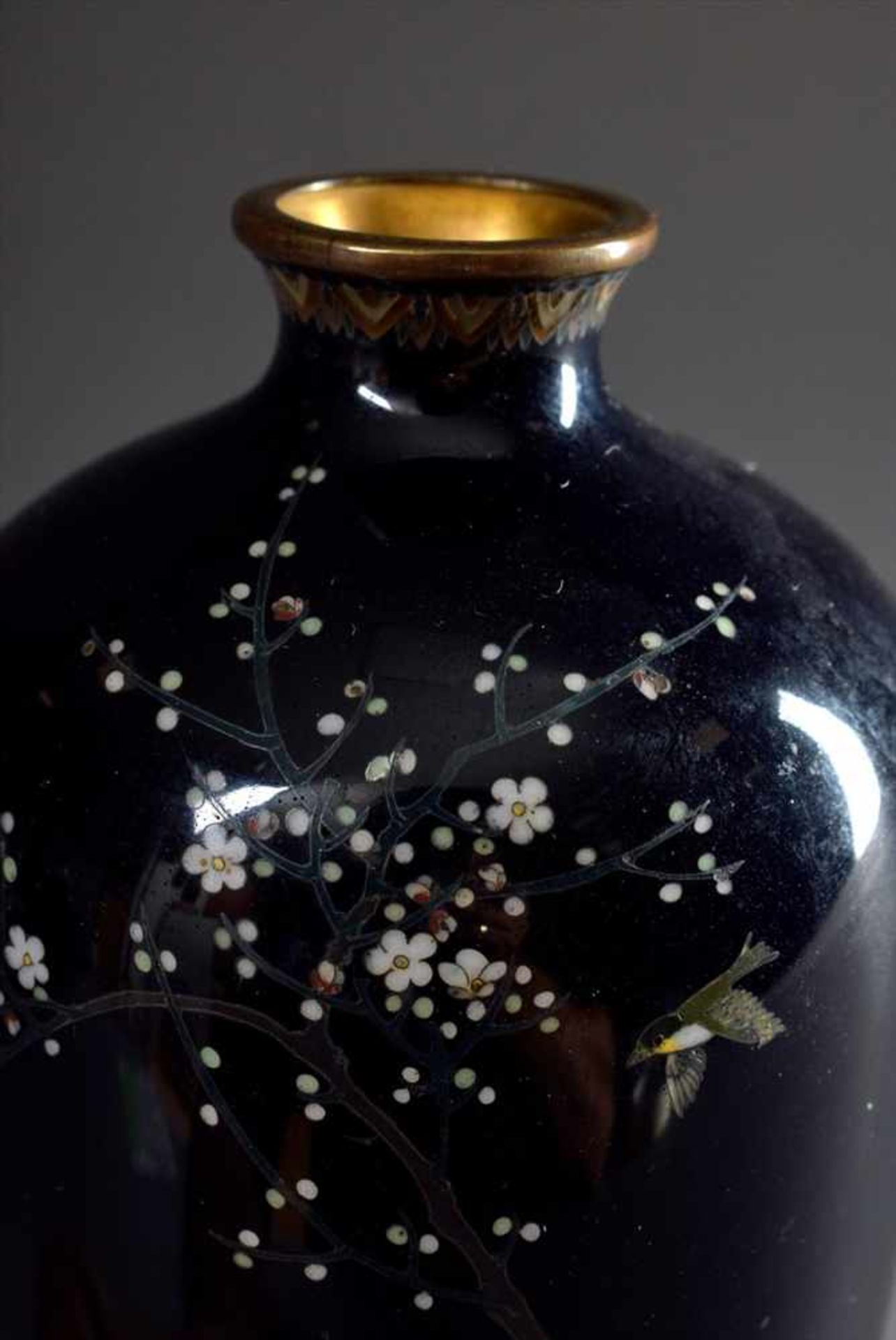 Bauchige Cloisonné Vase mit lupenfeiner Dekoration "Sperling, Chrysanthemen und Prunuszweig", - Image 2 of 3